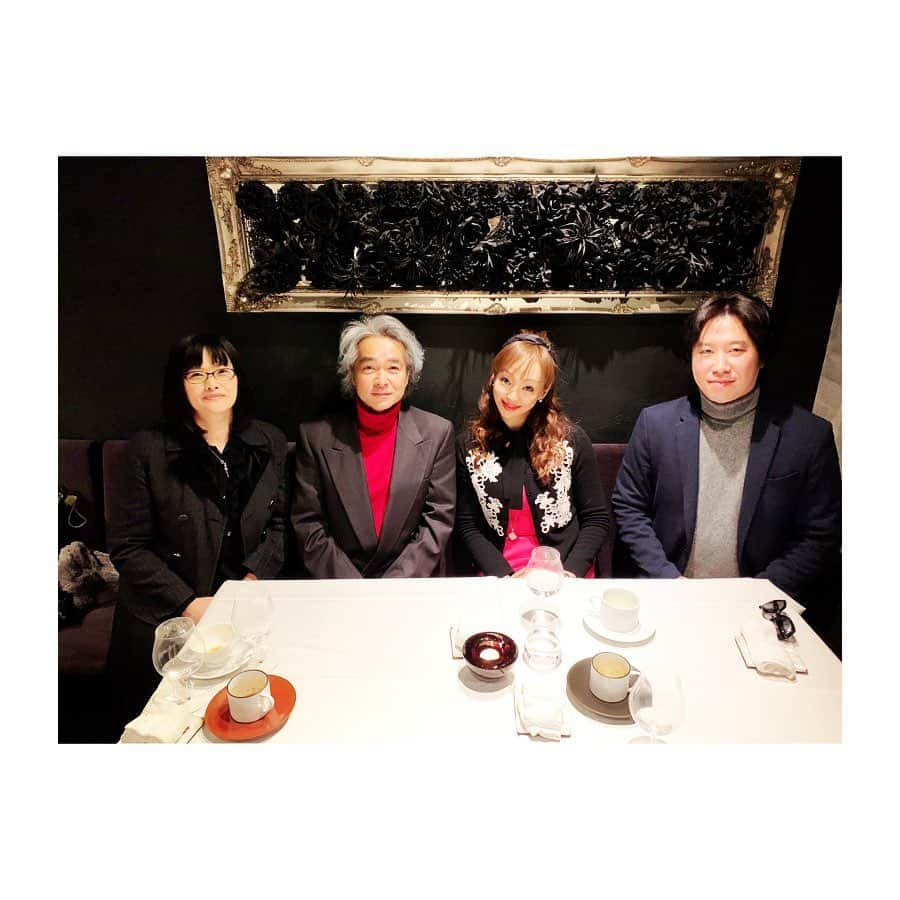 神田うのさんのインスタグラム写真 - (神田うのInstagram)「世で『高級食パン』と言われているあらゆるお店の食パンを食べてみた結果、今私がダントツに1番美味しいと思う食パン🍞はパン士郎さん @panshirou なのです😍 それもそのはず❣️高級を歌っていてもイーストを使用していたりマーガリンを足したりしている食パンがほとんどの中パン士郎さん💕の生食パンだけは無添加で全て国産で作られていたからなんですよね❣️ ご縁がありパン士郎の長谷川社長さん💕とお目にかかりました☺️ 素晴らしいこだわりのパン職人さん💕をお抱えの長谷川社長さん💕ご自身が身体に良いものを追求され、情熱をかけてとコツコツ真面目に積み重ねてこられた結果なんだなとまたそのお人柄やお話にも大変共感させて頂けました☺️ 私達に美味しくて安心安全の極上の生食パン🍞をご提供下さり感謝です❤️ ビストロ釜津田の釜津田シェフ💕もまた能登のフレッシュな食材と素晴らしい感性で拘りの美味しいお料理をご提供して下さいます❤️ とても有意義な時間でした。 そして私は私の世界でお2人と同じ精神でご提供させて頂いているなぁと改めて感じた次第です（笑） その事を感じ取ってドレスをお召しになって下さった花嫁様💕達に感謝していますよ❤️ 来週京都にてドレスの展示会です☺️ いらして下さる全国のバイヤーさん達💕へ私の拘りと感性をご覧頂けます事を楽しみにしています❤️ 私が直々にご説明にあがりますので是非お越し下さいね☺️ #拘り#情熱#感性#美味しい食パン#高級食パン#拘り食パン#高級#食パン#高級食パン専門店#食パン専門店#パン士郎#panshirou#生食パン#生食パン専門店#美味しい食パン#極上食パン#釜津田#ビストロ釜津田#フレンチ釜津田#フレンチ #french#kamatsuda#kamatsudafrench#麻布十番#神田うの#unokanda」1月27日 21時14分 - unokandaofficial