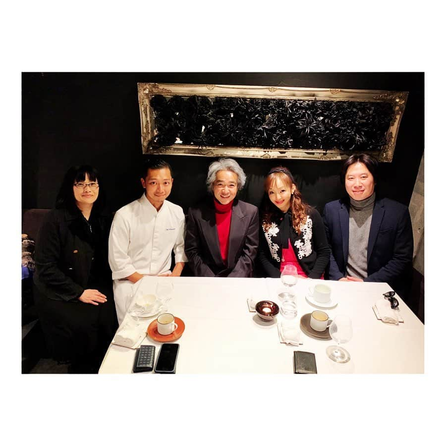 神田うのさんのインスタグラム写真 - (神田うのInstagram)「世で『高級食パン』と言われているあらゆるお店の食パンを食べてみた結果、今私がダントツに1番美味しいと思う食パン🍞はパン士郎さん @panshirou なのです😍 それもそのはず❣️高級を歌っていてもイーストを使用していたりマーガリンを足したりしている食パンがほとんどの中パン士郎さん💕の生食パンだけは無添加で全て国産で作られていたからなんですよね❣️ ご縁がありパン士郎の長谷川社長さん💕とお目にかかりました☺️ 素晴らしいこだわりのパン職人さん💕をお抱えの長谷川社長さん💕ご自身が身体に良いものを追求され、情熱をかけてとコツコツ真面目に積み重ねてこられた結果なんだなとまたそのお人柄やお話にも大変共感させて頂けました☺️ 私達に美味しくて安心安全の極上の生食パン🍞をご提供下さり感謝です❤️ ビストロ釜津田の釜津田シェフ💕もまた能登のフレッシュな食材と素晴らしい感性で拘りの美味しいお料理をご提供して下さいます❤️ とても有意義な時間でした。 そして私は私の世界でお2人と同じ精神でご提供させて頂いているなぁと改めて感じた次第です（笑） その事を感じ取ってドレスをお召しになって下さった花嫁様💕達に感謝していますよ❤️ 来週京都にてドレスの展示会です☺️ いらして下さる全国のバイヤーさん達💕へ私の拘りと感性をご覧頂けます事を楽しみにしています❤️ 私が直々にご説明にあがりますので是非お越し下さいね☺️ #拘り#情熱#感性#美味しい食パン#高級食パン#拘り食パン#高級#食パン#高級食パン専門店#食パン専門店#パン士郎#panshirou#生食パン#生食パン専門店#美味しい食パン#極上食パン#釜津田#ビストロ釜津田#フレンチ釜津田#フレンチ #french#kamatsuda#kamatsudafrench#麻布十番#神田うの#unokanda」1月27日 21時14分 - unokandaofficial