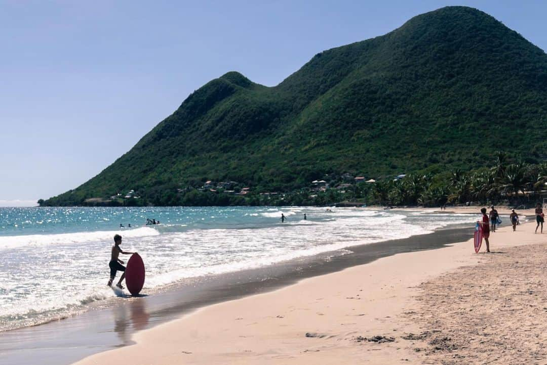 シグリッド・アグレンさんのインスタグラム写真 - (シグリッド・アグレンInstagram)「Le Diamant, Martinique. My little piece of heaven 💗  I’ve been coming to this beach for almost 28 years now. To reset, to pause, to get away from the hustle and bustle of every day life. When I was living abroad it’d be the first place I’d go to when I was back on the island, and I use to think to myself “the trip was worth even if it was just for a few hours here”. Yesterday as I was soaking in all the beauty and feeling the both soothing and energizing ocean energy, playing in the waves like a kid, I once again tried to figure out why this place was so special. Trying to crack the mystery of its magic. Its wilderness, its pristine landscape, the mystical diamond rock, its history, or the years and years of people coming there to reconnect with the elementals ? I still don’t know and probably never will, it’s not something you can explain, only experience. And that’s why it’s pure magic 🙌🏼🙏🏻✨ What’s your own piece of heaven ?  #martinique #lediamant #oceanvibes #caribbeanlife #islandlife #oceanhealing #heavenonearth #beautifuldestinations #soulfuldestinations」1月27日 21時23分 - sigridagren