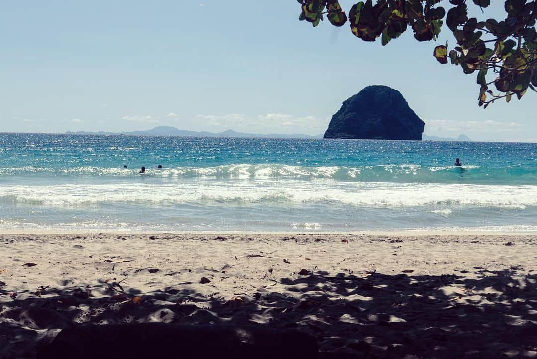 シグリッド・アグレンさんのインスタグラム写真 - (シグリッド・アグレンInstagram)「Le Diamant, Martinique. My little piece of heaven 💗  I’ve been coming to this beach for almost 28 years now. To reset, to pause, to get away from the hustle and bustle of every day life. When I was living abroad it’d be the first place I’d go to when I was back on the island, and I use to think to myself “the trip was worth even if it was just for a few hours here”. Yesterday as I was soaking in all the beauty and feeling the both soothing and energizing ocean energy, playing in the waves like a kid, I once again tried to figure out why this place was so special. Trying to crack the mystery of its magic. Its wilderness, its pristine landscape, the mystical diamond rock, its history, or the years and years of people coming there to reconnect with the elementals ? I still don’t know and probably never will, it’s not something you can explain, only experience. And that’s why it’s pure magic 🙌🏼🙏🏻✨ What’s your own piece of heaven ?  #martinique #lediamant #oceanvibes #caribbeanlife #islandlife #oceanhealing #heavenonearth #beautifuldestinations #soulfuldestinations」1月27日 21時23分 - sigridagren