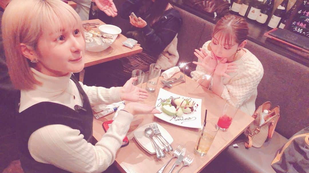 吉田有里のインスタグラム：「そうなの！！！！！﻿ 麻里奈さんのお誕生日をお祝いさせてもらったの！！！！﻿ 私の一年で最高に大切な行事！！！！！！！﻿ 毎年とっても緊張するの！！！！！！﻿ ﻿ ﻿ 麻里奈さんが牡蠣が食べたい！との事だったので﻿ 自分のよく行く牡蠣屋さんや、気になってる牡蠣屋さんをリストにして﻿ お誕生日に合うようなお店をそこから選んで…﻿ ﻿ でももうちょっと広いお席が良かったかな、とか﻿ 海外の牡蠣もあった方が良かったかな、とか﻿ ちゃんとおもてなし出来るかなって緊張してて、気もそぞろになったりもして﻿ 反省点いっぱいあるんだけども﻿ ﻿ (いかに人に気を使わずに生活しているかが浮き彫りになる反省点である)﻿ (おもてなしが本当にへたくそ)﻿ ﻿ ﻿ 麻里奈さんが、美味しかった〜って言ってくださったり、﻿ 渡したプレゼントをその場ですぐ付けてくれて﻿ 泣きそうになったり﻿ (趣味じゃなかったら全然捨てて大丈夫ですから！と言ってたら)﻿ (え！凄くかわいい！うれしいよ、と言いながらすぐ付けてくださった〜〜😭😭)﻿ ﻿ ありがとう〜☺️っていてくれ﻿ 吉田はもう幸せです。来年も頑張ろう。﻿ ﻿ 今年も吉田にたくさんかまってください。。。﻿ ﻿ #井上麻里奈 さん #麻里奈さんhappybirthday﻿ #お誕生日おめでとうございました」
