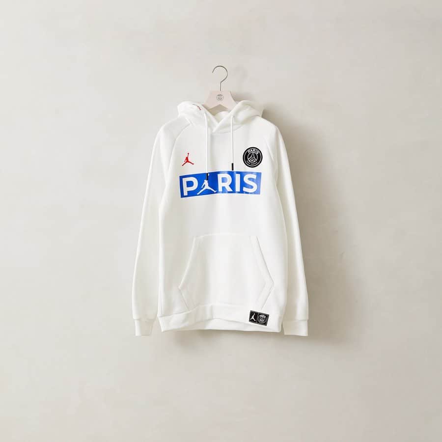 のインスタグラム：「【2020 PSG×JORDAN NEW COLLECTION】﻿ ﻿ ﻿ 1.28(Tue) Launch.﻿ ﻿ パリ・サン＝ジェルマン × ジョーダンブランド 2020年最新コラボコレクションがいよいよ登場。﻿ ﻿ ﻿ Hoodie : 【PSG×JORDAN】¥9,000+tax No.20070350000110﻿ Cut&sewn : 【PSG×JORDAN】¥4,000+tax No.20070350000210﻿ Pants : 【PSG×JORDAN】¥10,000+tax No.20030350000010﻿ Cut&sewn(Game uniform) : 【PSG×JORDAN】¥10,500+tax No.20071350000210﻿ Blouson : 【PSG×JORDAN】¥13,500+tax No.20011350000010﻿ ﻿ ﻿ ﻿ 【販売店舗】﻿ ■PARIS SAINT-GERMAIN STORE TOKYO （路面店)﻿ ■PARIS SAINT-GERMAIN STORE 渋谷PARCO（渋谷PARCO３F)﻿ ※渋谷PARCO店に関してはお並び頂く入口をスペイン坂側入口に統一させて頂きます﻿ ﻿ 【販売日】 ﻿ ■1月28（火） AM10:00～ ﻿ ※購入希望のお客様は当日9:20～9:30の時間にお集まり下さい、抽選にて整理券を配布させて頂きます﻿ ※当日9:20より前の時間のお並びは周辺地域の方々へご迷惑になる為、お断りさせて頂きます﻿ ※当日9:30以降に到着されたお客様に関しては、整理券を保有のお客様の後に先着順にお並び頂きます﻿ ﻿ 【販売商品】﻿ BQ8347 AS M J PSG BC FLEECE FZ 11,000﻿ BQ8351 AS M J PSG JUMPMAN FLC PO 9,000﻿ BQ8349 AS M J PSG BC FLEECE PANT 10,000﻿ BQ8370 AS M J PSG AIR JRDN SUITJKT 13,500﻿ BQ8375 AS M J PSGAIRJRDNSUITPANT 12,000﻿ BQ8383 AS M J PSG LS TEE 4,000﻿ BQ8385 AS M J PSG SS LOGO TEE 3,500﻿ BQ8390 AS M J PSG SSWORDMARKTEE 4,000﻿ BV9197 ﾅｲｷPSG BRT S/S 4R ｽﾀｼﾞｱﾑ ｼﾞｬｰ 10,500﻿ BV9202 ﾅｲｷ YTH PSG BRT S/S 4R ｽﾀｼﾞｱﾑ ｼﾞｬｰｼﾞ9,000﻿ CT3540ﾅｲｷ PSG ｽﾄﾗｲｸ ﾄﾞﾘﾙ ﾄｯﾌﾟ 4TH 8,000﻿ CT2344ﾅｲｷ PSG KP 4TH ｽﾄﾗｲｸ ﾊﾟﾝﾂ 8,000﻿ CT3541ﾅｲｷ PSG KZ 4TH ｽﾄﾗｲｸ ｼｮｰﾄ 5,000﻿ CT3539ﾅｲｷ PSG BRT ｽﾄﾗｲｸ S/S 4TH ﾄｯﾌﾟ5,000﻿ CQ6380ﾅｲｷ PSG ﾏｰｷｭﾘｱﾙﾗｲﾄ ｼﾞｮｰﾀﾞﾝ 2,800﻿ 956623 PSG*JORDAN BOYS BCFC SS LOGO TEE 4,500﻿ 9A0334PSG*JORDAN BAG PARIS DAYPACK 9,500﻿ 9A0336PSG*JORDAN BAG PARIS CROSSBODY 5,000﻿ 9A0364 PSG*JORDAN BAG PARIS FOOTBALL DUFFLE 12,000﻿ CV8453 JORDAN AEROSPACE 720 QS 21,000﻿ CV8451 JORDAN HYDRO 8 QS 6,500﻿ CV8452 JORDAN MAX 200 QS 13,500﻿ CT6489 JORDAN REACT HAVOC SE PSG 13,000﻿ ﻿ 【販売方法・注意事項】﻿ ・購入希望のお客様は当日9:20～9:30の時間にお集まり下さい抽選にて整理券を配布させて頂きます﻿ ・当日9:20より前の時間のお並びは周辺地域の方々へご迷惑になる為、お断りさせて頂きます﻿ ・当日9:30以降に到着されたお客様に関しては、整理券を保有のお客様の後に先着順にお並び頂きます ﻿ ・渋谷PARCO店に関してはお並び頂く入口をスペイン坂側入口に統一させて頂きます ﻿ ・購入時に弊社会員アプリのご登録が必要となります﻿ ・当日写真つきの身分証明書（免許証、パスポート）にてご本人様確認をさせて頂きます﻿ ・通販、代理購買はお断りさせて頂きます﻿ ・お一人様、1モデルにつき1点までの購入とさせて頂きます（1日につき）﻿ ・トラブルが発生した場合、不正が発覚した場合は販売を中止させていただく場合がございます﻿ ・万が一商品不良、サイズ交換などがあった場合は代替の商品が用意できない事がございます、その際はご返金にて対応させ頂きます﻿ ・当日は大変混雑が予想されます、電話などが繋がり難い状況となる場合がございます、ご理解お願いします﻿ ・在庫のお問い合わせはお断りさせて頂きます﻿ ・当日はスタッフの誘導に従って頂くようにお願いします。」