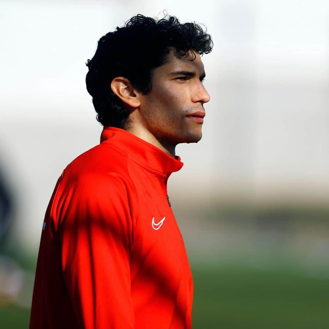 グラナダCFさんのインスタグラム写真 - (グラナダCFInstagram)「Primer día de @jesusvallejo1997 en la oficina de la Ciudad Deportiva 👨🏻‍💻 🔴⚪️ #Granada #Laliga #ligasantander #liga #futbol #soccer #football #granadacf」1月27日 21時20分 - granadacf