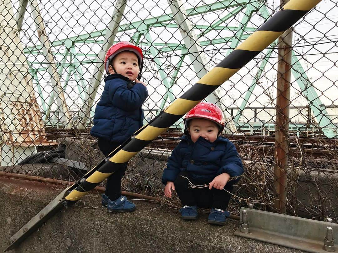 新丼貴浩さんのインスタグラム写真 - (新丼貴浩Instagram)「明けましておめでとうございます🎍  昨年末は色々とバタバタしましたが、年末年始は自宅でゆっくり出来ました。 病気の予後も問題無さそうです。 心配して下さった方々、ありがとうございましたm(_ _)m  子供は大の電車好きです。 週末は自転車に乗って電車を見に行っています。  #赤ヘル軍団  #常磐線  #保線作業員さんお疲れさまです  #運転手さんありがとう  #一卵性双生児  #一卵性双子男子」1月27日 21時22分 - aradon_takahiro