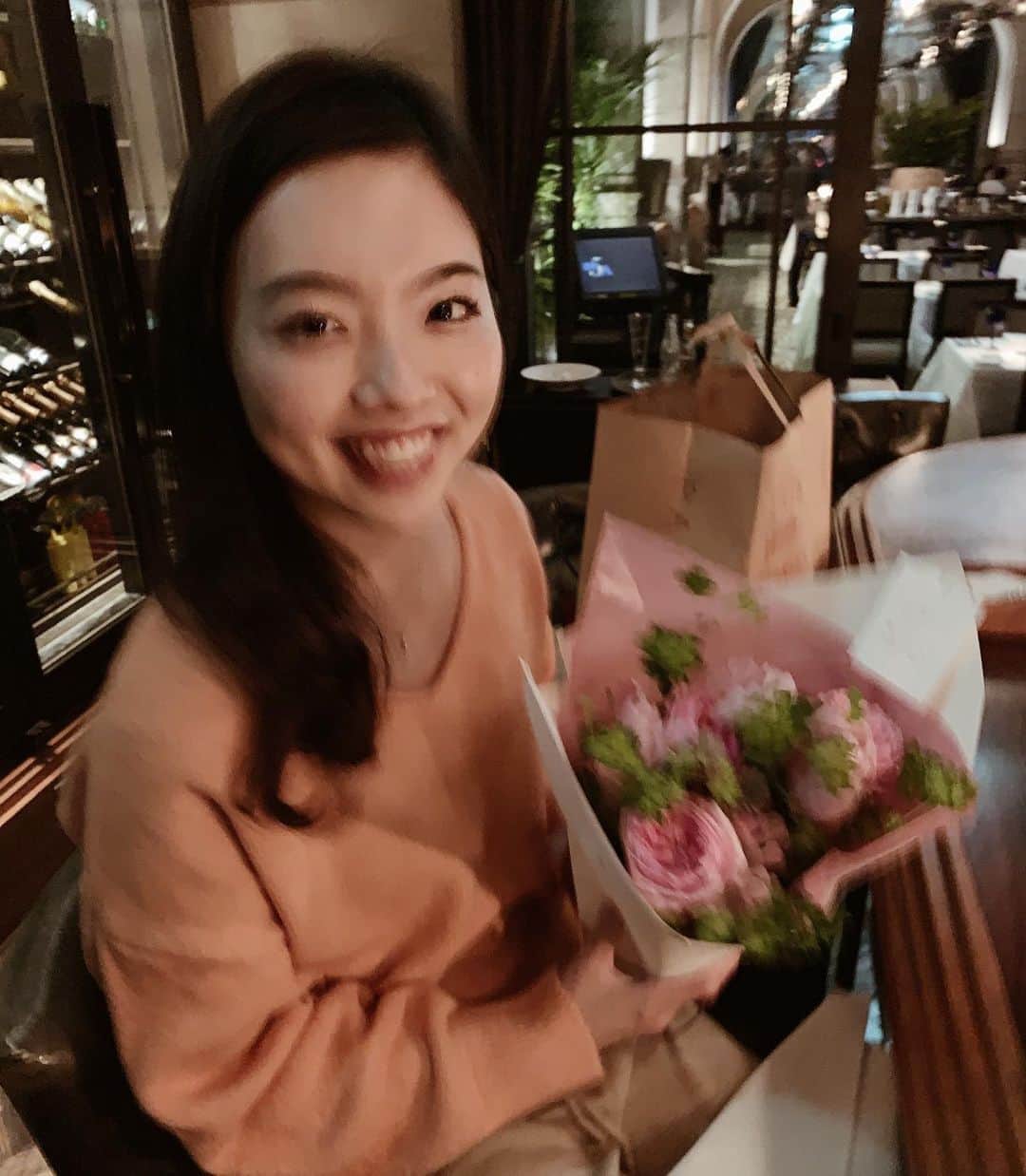 のインスタグラム：「大好きで大切すぎるまゆか♡ ほんとにほんとに心からおめでとう🌹🌹 お話聞けてお祝いさせてもらえた幸せな時間♡ 末長くお幸せにね🤤💕」