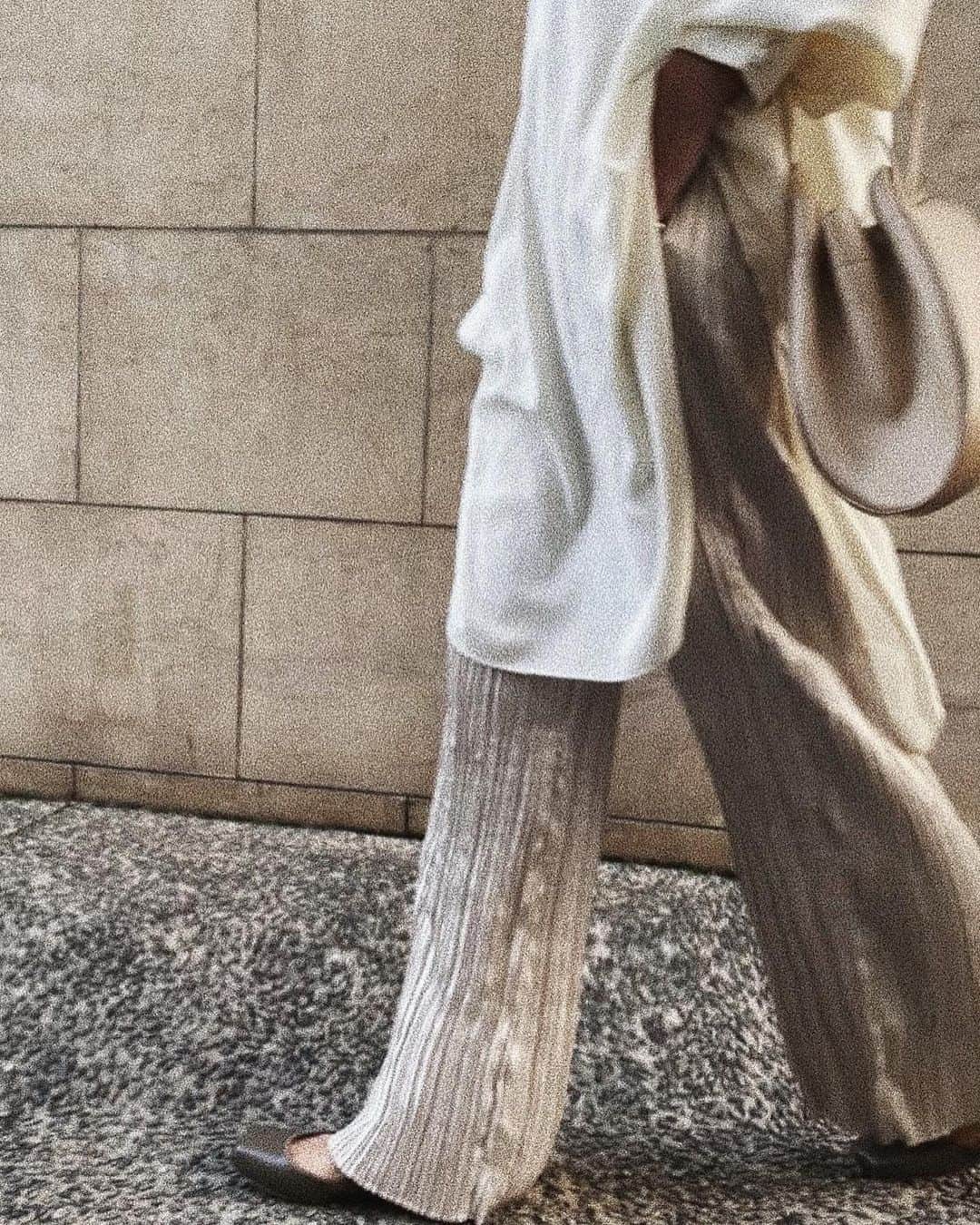 JUNNAのインスタグラム：「普遍的で長く愛せる理想的な クラシカルシャツブラウス。  ここ最近のお洋服の中で個人的に 圧倒的なNO.1お気に入りアイテム。  サラッと羽織って、程良く襟を抜いてゆるっと着たい。 程良く抜けた襟元で着痩せ効果も狙って。  ETRÉ TOKYO得意のたっぷりボリュームの袖ロングカフス。 艶と、とろみが仕草を女性らしさしく演出してくれる。  バックにはふんだんにギャザーをあしって後ろ姿も抜かりなく美。  お尻までスッポリ隠れるハンサムロング丈。  願望を詰め込み過ぎているけど、 美しく纏まった「いざと言う時頼れる」美しい一枚。  レギンス、ワイドパンツ、スキニー、ボリュームスカート、ショートボトム、デニム、リネンパンツ...何を合わせてもLADYらしさとBOY感の混在するこのシャツのバランスがETRÉ TOKYOらしくて大好き。  #スタンドカラーロングブラウス 発売は1月30日19時です💪 お見逃しなく👀  これは、ホントにホントにオススメの自信作🤩  tops/ #スタンドカラーロングブラウス 1月30日19時発売 bottom/ #ランダムプリーツパンツ　　発売中 bag/ @therow  shoes/ #ストラップバレエシューズ　発売中  #etretokyo #therow#2020etre_ss#カジュアル#エトレのバレエ」