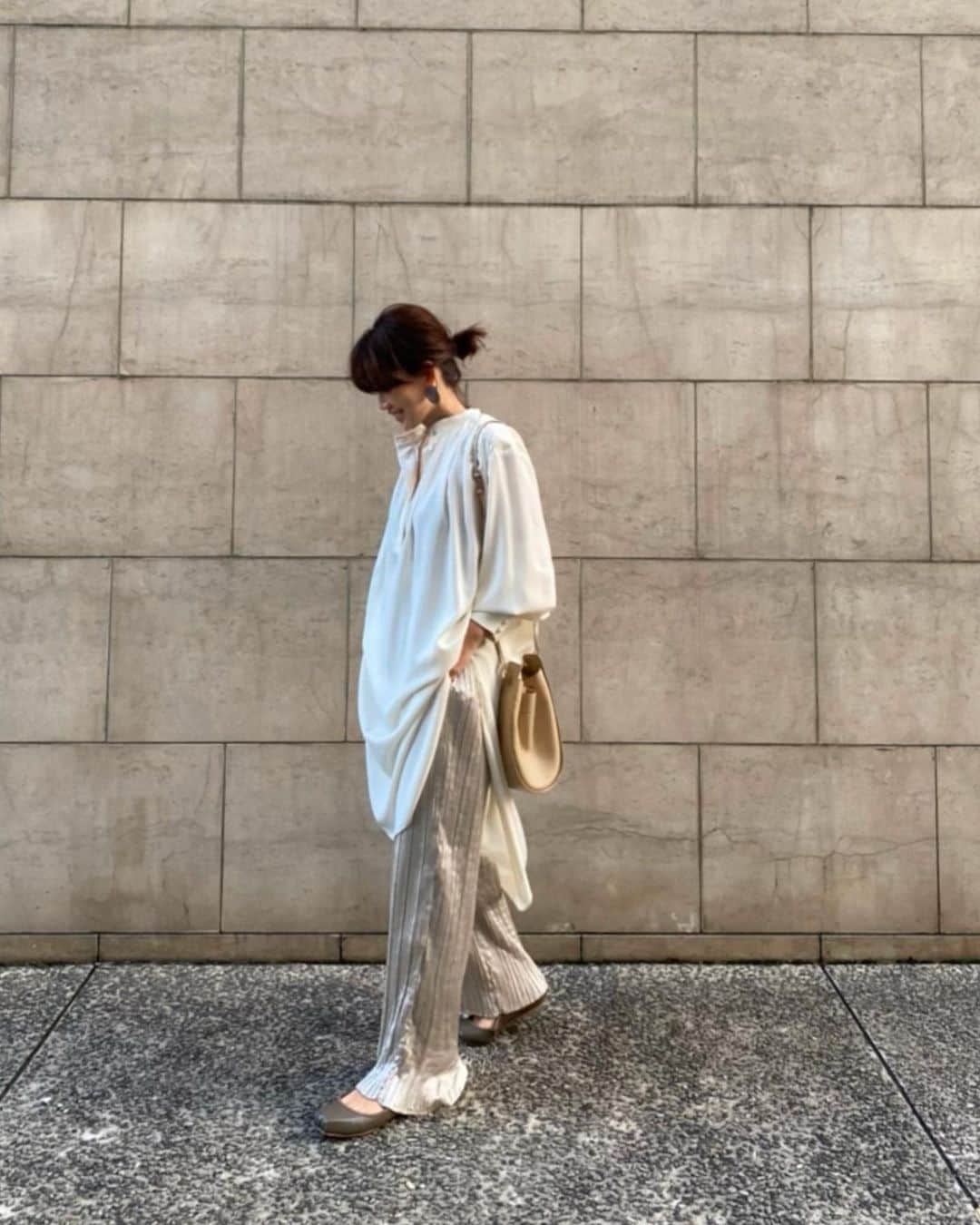 JUNNAさんのインスタグラム写真 - (JUNNAInstagram)「普遍的で長く愛せる理想的な クラシカルシャツブラウス。  ここ最近のお洋服の中で個人的に 圧倒的なNO.1お気に入りアイテム。  サラッと羽織って、程良く襟を抜いてゆるっと着たい。 程良く抜けた襟元で着痩せ効果も狙って。  ETRÉ TOKYO得意のたっぷりボリュームの袖ロングカフス。 艶と、とろみが仕草を女性らしさしく演出してくれる。  バックにはふんだんにギャザーをあしって後ろ姿も抜かりなく美。  お尻までスッポリ隠れるハンサムロング丈。  願望を詰め込み過ぎているけど、 美しく纏まった「いざと言う時頼れる」美しい一枚。  レギンス、ワイドパンツ、スキニー、ボリュームスカート、ショートボトム、デニム、リネンパンツ...何を合わせてもLADYらしさとBOY感の混在するこのシャツのバランスがETRÉ TOKYOらしくて大好き。  #スタンドカラーロングブラウス 発売は1月30日19時です💪 お見逃しなく👀  これは、ホントにホントにオススメの自信作🤩  tops/ #スタンドカラーロングブラウス 1月30日19時発売 bottom/ #ランダムプリーツパンツ　　発売中 bag/ @therow  shoes/ #ストラップバレエシューズ　発売中  #etretokyo #therow#2020etre_ss#カジュアル#エトレのバレエ」1月27日 21時31分 - junna