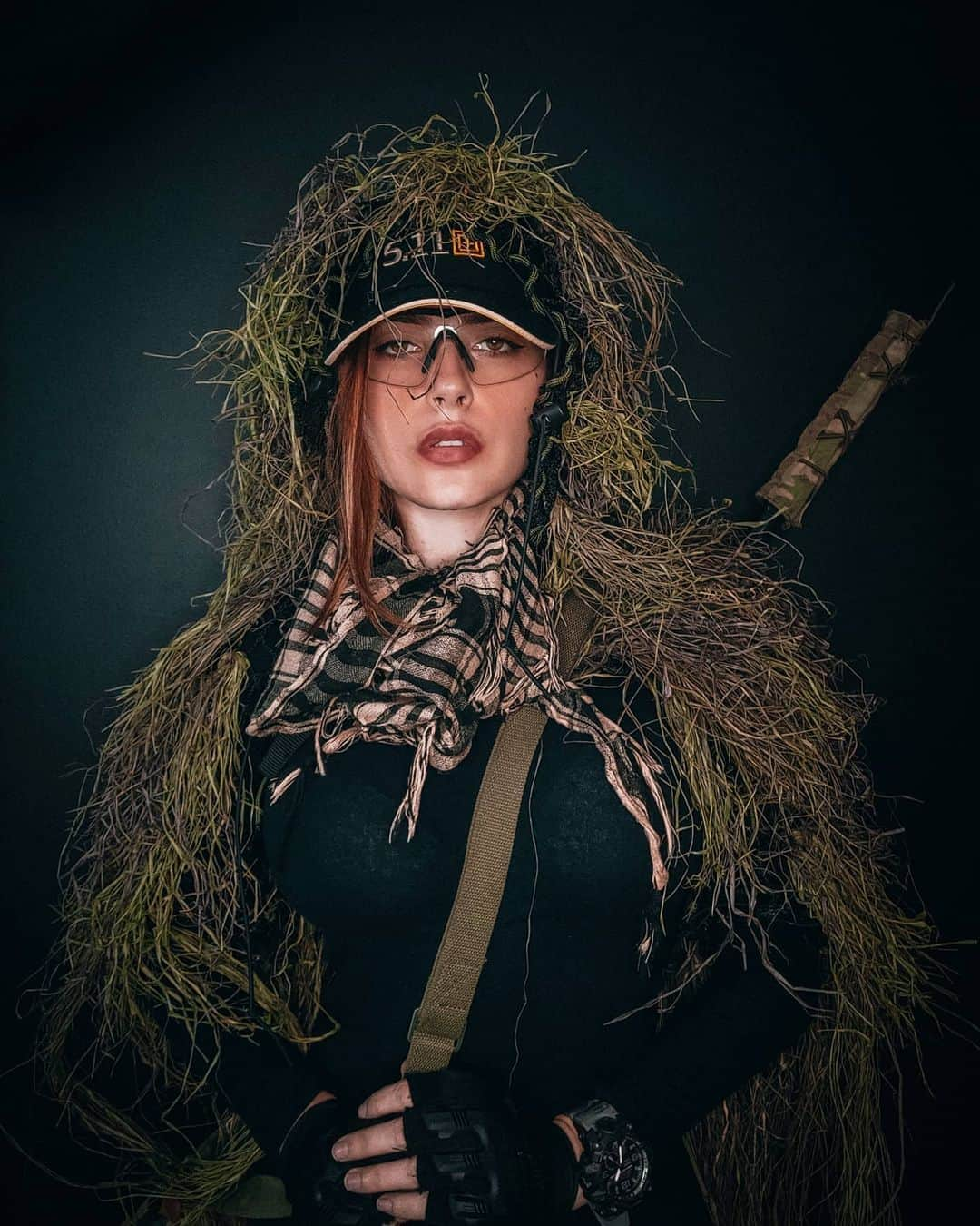 Anna Vargasさんのインスタグラム写真 - (Anna VargasInstagram)「A dificuldade de fotografar ghillie suits é que se você fizer isso do jeito certo, eles simplesmente não aparecem na foto. 🤷🏻‍♀️😁 . 💥Ghillie suit by @proapto_ghillie .  Para cada produto ProApto vendido a empresa planta uma árvore (o que faz total sentido, afinal, sem vegetação de que adiantaria se vestir de moita?🤔) .  É um projeto bem bonito, os produtos são excelentes, feitos de forma artesanal, e vale a pena conferir! .  LOJA: @companystoreac Use o código MYST para ganhar 5%OFF . EQUIPAMENTOS TÁTICOS:@511tacticalbrasil . MUNIÇÃO:@spartanairsoftmunition . CÂMERAS:@scopecam . PATCHES:@1ciadistintivos . SITES:@sitevipinternet . CAMISETAS:@teamsix.brasil . #airsoft #airsofgirl #airsoftbrasil #tacticool #military #milsim #sniper #guilliesuit #sniping #atirador」1月27日 21時34分 - myst.shots