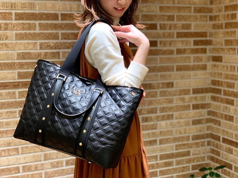 ATAO(アタオ)さんのインスタグラム写真 - (ATAO(アタオ)Instagram)「大容量バッグが再入荷🔶第3弾🔶﻿ 『ブルックリンキルティング』﻿ ﻿ 荷物が多い方必見‼️﻿ 仕切りのないシンプルなトートバッグ✨﻿ 大容量バッグなのですっきり収納可能🎶﻿ ﻿ ふわふわのキルティング素材に﻿ 散りばめられたスタッズがアクセントに❤️﻿ ﻿ サイドのスナップボタンで荷物の量に応じて﻿ バッグの雰囲気を変えて楽しめるもの﻿ おすすめポイントの1つです😊﻿ (画像1枚目)﻿ ﻿ ﻿ ¥59,000+tax﻿ ﻿ #ATAO#アタオ#atao#神戸ブランド#kobe﻿ #職人の手作業﻿ #ブラックダイヤシリーズ#運命のダイヤモンド﻿ #ふわふわのキルティング素材﻿ #トートバッグ#2way#A4サイズ ﻿ #一泊旅行に持っていけるバッグ﻿ #大容量なのに780g﻿ #ファッションにエンターテイメントを﻿ #ataoland﻿ #神戸国際会館SOLアタオランド店・地下1階﻿ #小田急百貨店新宿店・本館2階﻿ #有楽町マルイ店・1階﻿ #ジョイナス横浜店・地下1階﻿ #松坂屋名古屋店・南館地下2階﻿ #大丸梅田店・4階﻿ ﻿ ﻿ 【問い合わせに】﻿ ●オンラインショップの在庫状況に関して﻿ →オンライン窓口へ﻿ ●店舗の在庫状況に関して﻿ →各店舗へ﻿ お手数ですが、よろしくお願い致します。」1月27日 21時36分 - atao.kobe