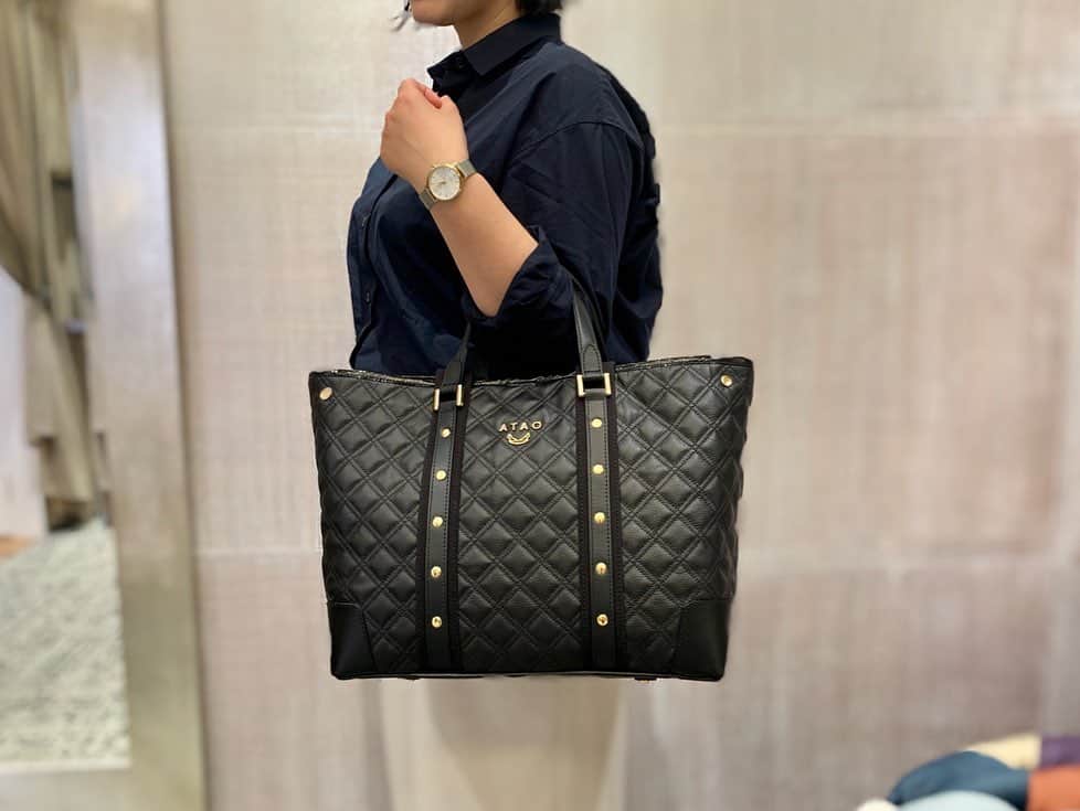 ATAO(アタオ)さんのインスタグラム写真 - (ATAO(アタオ)Instagram)「大容量バッグが再入荷🔶第3弾🔶﻿ 『ブルックリンキルティング』﻿ ﻿ 荷物が多い方必見‼️﻿ 仕切りのないシンプルなトートバッグ✨﻿ 大容量バッグなのですっきり収納可能🎶﻿ ﻿ ふわふわのキルティング素材に﻿ 散りばめられたスタッズがアクセントに❤️﻿ ﻿ サイドのスナップボタンで荷物の量に応じて﻿ バッグの雰囲気を変えて楽しめるもの﻿ おすすめポイントの1つです😊﻿ (画像1枚目)﻿ ﻿ ﻿ ¥59,000+tax﻿ ﻿ #ATAO#アタオ#atao#神戸ブランド#kobe﻿ #職人の手作業﻿ #ブラックダイヤシリーズ#運命のダイヤモンド﻿ #ふわふわのキルティング素材﻿ #トートバッグ#2way#A4サイズ ﻿ #一泊旅行に持っていけるバッグ﻿ #大容量なのに780g﻿ #ファッションにエンターテイメントを﻿ #ataoland﻿ #神戸国際会館SOLアタオランド店・地下1階﻿ #小田急百貨店新宿店・本館2階﻿ #有楽町マルイ店・1階﻿ #ジョイナス横浜店・地下1階﻿ #松坂屋名古屋店・南館地下2階﻿ #大丸梅田店・4階﻿ ﻿ ﻿ 【問い合わせに】﻿ ●オンラインショップの在庫状況に関して﻿ →オンライン窓口へ﻿ ●店舗の在庫状況に関して﻿ →各店舗へ﻿ お手数ですが、よろしくお願い致します。」1月27日 21時36分 - atao.kobe
