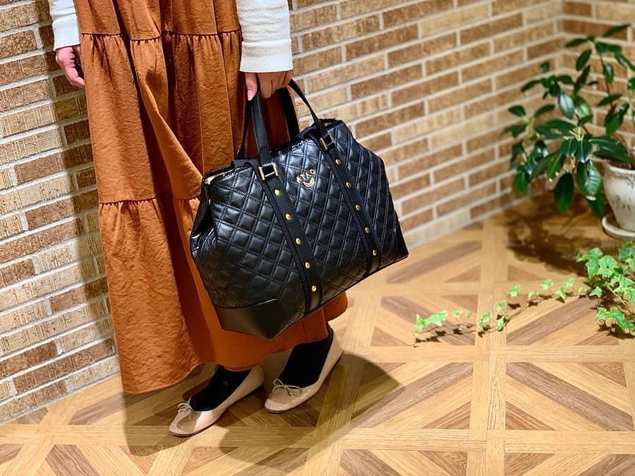 ATAO(アタオ)さんのインスタグラム写真 - (ATAO(アタオ)Instagram)「大容量バッグが再入荷🔶第3弾🔶﻿ 『ブルックリンキルティング』﻿ ﻿ 荷物が多い方必見‼️﻿ 仕切りのないシンプルなトートバッグ✨﻿ 大容量バッグなのですっきり収納可能🎶﻿ ﻿ ふわふわのキルティング素材に﻿ 散りばめられたスタッズがアクセントに❤️﻿ ﻿ サイドのスナップボタンで荷物の量に応じて﻿ バッグの雰囲気を変えて楽しめるもの﻿ おすすめポイントの1つです😊﻿ (画像1枚目)﻿ ﻿ ﻿ ¥59,000+tax﻿ ﻿ #ATAO#アタオ#atao#神戸ブランド#kobe﻿ #職人の手作業﻿ #ブラックダイヤシリーズ#運命のダイヤモンド﻿ #ふわふわのキルティング素材﻿ #トートバッグ#2way#A4サイズ ﻿ #一泊旅行に持っていけるバッグ﻿ #大容量なのに780g﻿ #ファッションにエンターテイメントを﻿ #ataoland﻿ #神戸国際会館SOLアタオランド店・地下1階﻿ #小田急百貨店新宿店・本館2階﻿ #有楽町マルイ店・1階﻿ #ジョイナス横浜店・地下1階﻿ #松坂屋名古屋店・南館地下2階﻿ #大丸梅田店・4階﻿ ﻿ ﻿ 【問い合わせに】﻿ ●オンラインショップの在庫状況に関して﻿ →オンライン窓口へ﻿ ●店舗の在庫状況に関して﻿ →各店舗へ﻿ お手数ですが、よろしくお願い致します。」1月27日 21時36分 - atao.kobe
