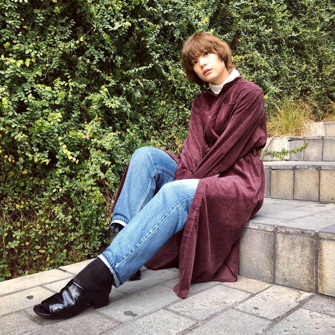 石川瑠利子のインスタグラム：「. . fashion💕 お気に入りのシャツワンピース🥳 デニムと合わせる時はウエストから下のボタンは留めずに着ると脚がすらっとして見えるのです👖✌︎ . . #fashion #macphee #driesvannoten #denim」