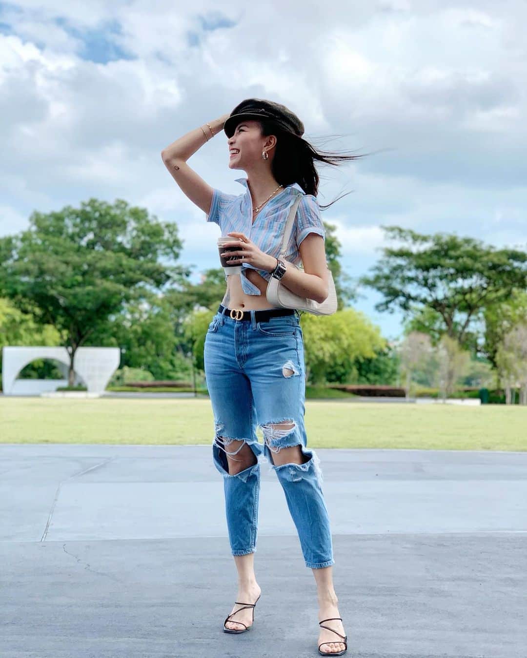ソニアのインスタグラム：「Too much eating over the weekend that I probably can’t be in cropped tops for a bit... also I won’t be needing small summer clothes cos I’m headed for cold cold London tomorrow!! More details coming your way 💚  #ishouldironmyjeans」