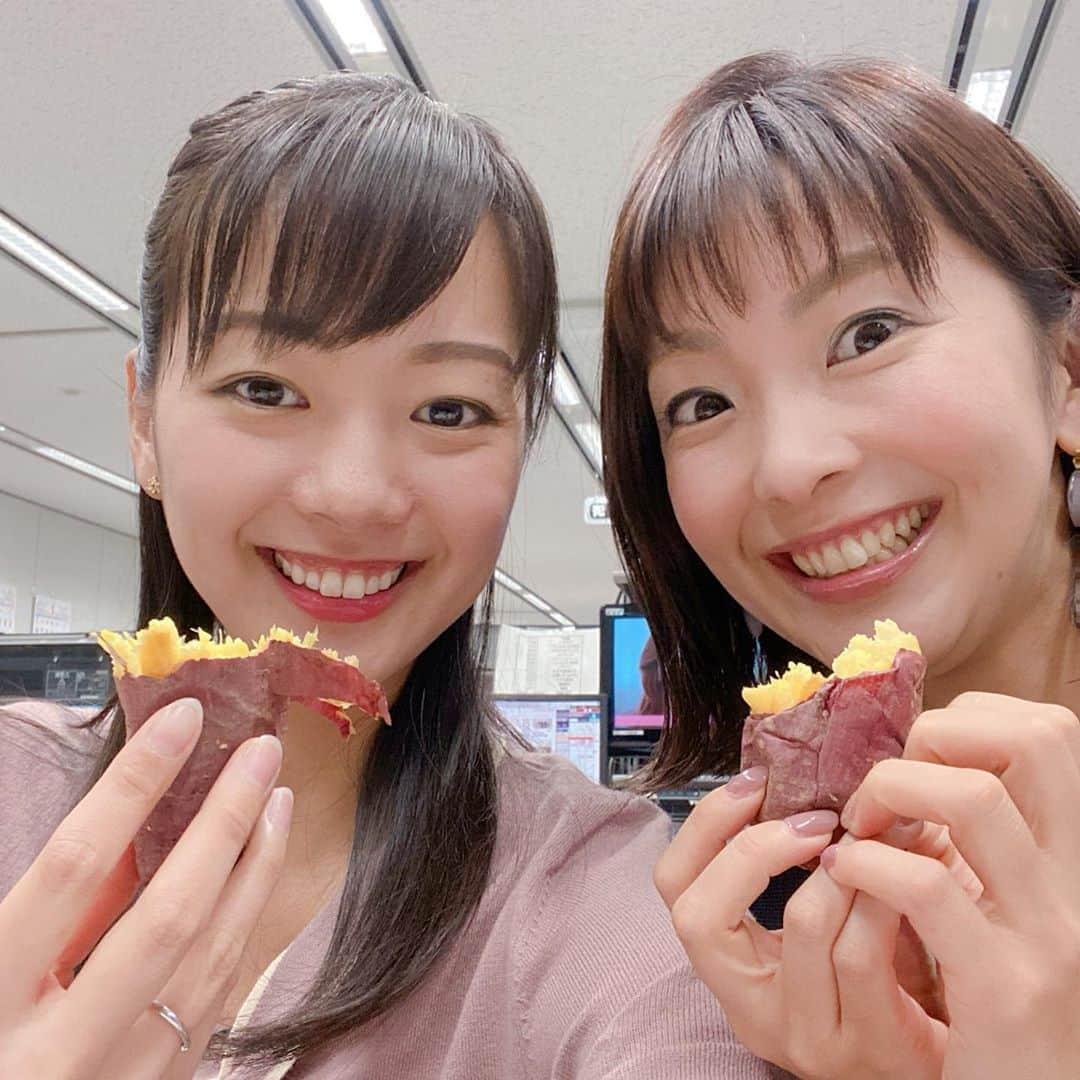 紀真耶さんのインスタグラム写真 - (紀真耶Instagram)「美味しいお芋をお芋取材に行った美桜ちゃんがお土産でくれました💕 トロトロであまーくて幸せな気持ちになりました(^^) ありがとう😊  大木さんと美味しすぎて今日1番の笑顔！！ ☆ ☆ #芋#さつまいも#焼き芋#トロトロ派#皆さんは#ほくほく#とろとろ#どっちですか#美味しい#ありがとう#幸せ#イモスタグラム#テレビ朝日#アナウンサー#大木優紀#林美桜#紀真耶」1月27日 21時50分 - maya0kino