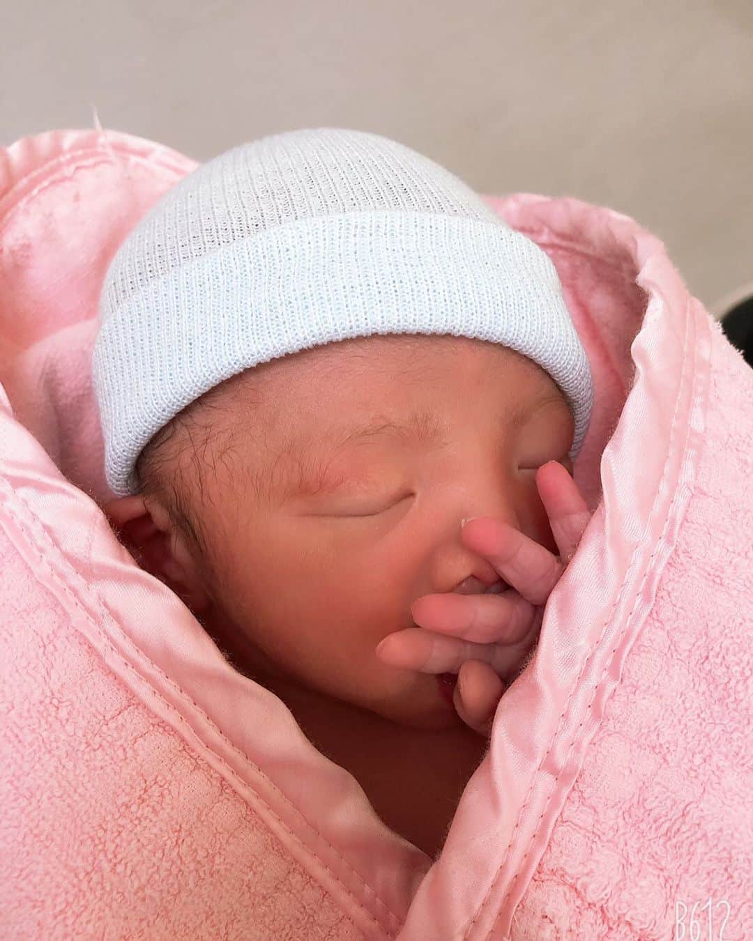 赤谷奈緒子のインスタグラム：「ご報告です🤱 . 2020/1月25日 . 3010ｇの男の子Babyを無事出産いたしました🤱 . . 出産は不安ばかりでしたが、家族はもちろん、旦那さんも東京から来てくれてたおかげで、精神的にもとても安心して出産できました😌 . . 2人の元に産まれてきてくれて、本当にありがとう🤱 . . 初めての事が多すぎて、 まだまだわからないことだらけですが、日々勉強して頑張ろう。👪💕 . . #出産 #ご報告 #広島 #男の子Baby #生まれたて #赤ちゃん #天使👼🏻 #新米ママ #感動したなぁ #立会い出産 #体力回復させないと✊」