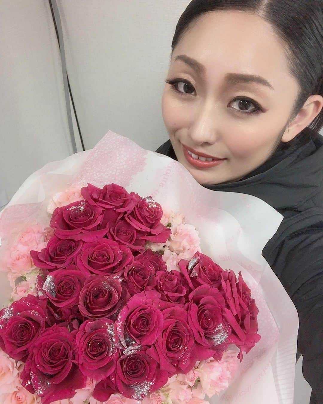 安藤美姫さんのインスタグラム写真 - (安藤美姫Instagram)「Prince Ice World 2020 in Kumamoto⛸✨💕💕💕 Thank you Kumamoto♥️♥️♥️ プリンスアイスワールド熊本でのお花もとっても素敵で可愛い😍💕💕💕 3年ぶりの熊本もすっごく嬉しかったです😌✨✨✨ ありがとうございました😌😌😌 #プリンスアイスワールド熊本 #プリンスアイスワールド2020 #プリンスアイスワールド #安藤美姫 #ふれあいタイム #mikiando #princeiceworld2020 #princeiceworld」1月27日 21時44分 - miki_m_ando0403