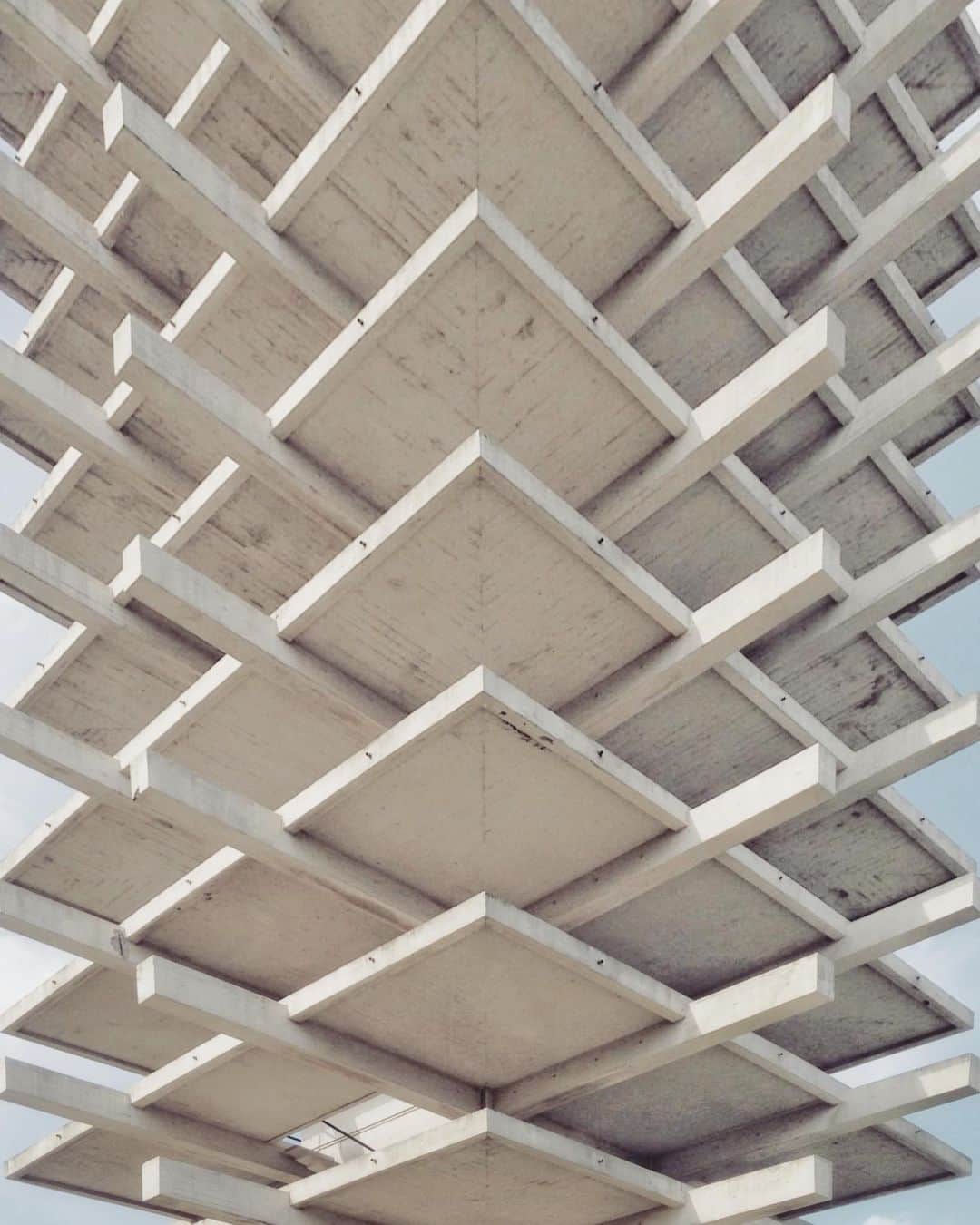 のインスタグラム：「#archiromantix #archilovers #buildingstylesgf #igersjp  #rsa_streetview  #infamous_family  #royalsnappingartists  #instagramjapan  #art_chitecture_  #rustlord_archdesign #icu_architecture  #excellent_structure  #indies_gram  #architecture  #diagonal_symmetry  #tv_buildings  #cool_pointy_things  #tv_leadinglines #ShotoniPhone  #structure_bestshots  #raw_architecture」
