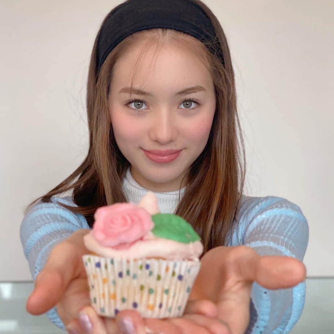 のインスタグラム：「[ 🧁 ]  週末にカップケーキを作りました! ネットでレシピ調べて全部自分で作ったよ💕みんなもカップケーキ好き?💓 •  Made cupcakes with frosting💕  #cupcakes #homemade #buttercreamfrosting #カップケーキ #お菓子作り #halfjapanese #halfgerman #livinginswitzerland #14yearsold #ハーフ #14歳#brandymelvilleeu  Outer: @brandymelvilleeu」
