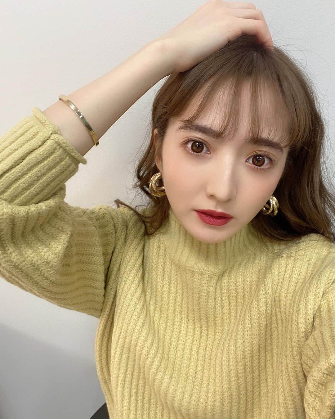 平木愛美のインスタグラム：「気分はもう春を感じたくなる…イエローのようなピスタチオグリーンのような、絶妙カラーなknit💛 . 時々質問いただくバングルは @rozilica ☺︎ ×××って入ってるの。可愛いよ。  朝からお撮影おつかれさまでした🧸🌼 #ootd #knit #shooting」