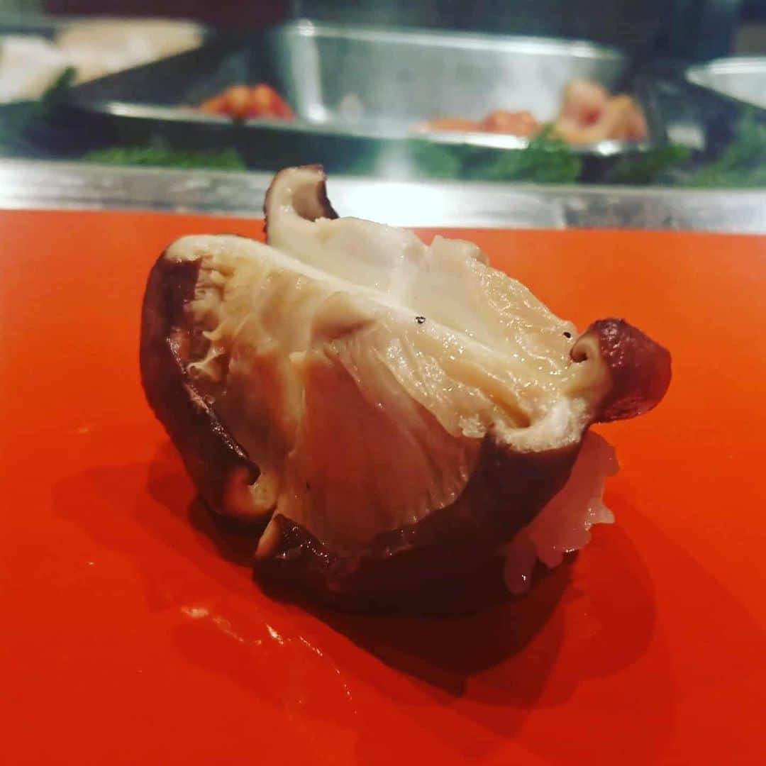 松本康太さんのインスタグラム写真 - (松本康太Instagram)「『椎茸のにぎり』初めて食べた椎茸のにぎり！シンプルに炙って塩！美味しかったです(*^^*) やっぱり職人さんは凄い！  #鮨幸 #自由が丘 #椎茸 #しいたけ #椎茸にぎり #お寿司 #鮨 #寿司 #野菜寿司 #レギュラー松本 #あるある探検隊」1月27日 21時51分 - aruarutankentai.matsumoto