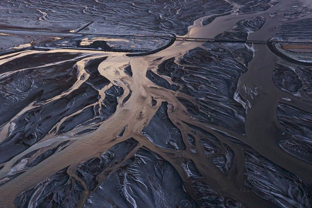 National Geographic Travelさんのインスタグラム写真 - (National Geographic TravelInstagram)「Photo by Matthew Borowick @mborowick | Glacial rivers are illuminated by the soft glow of sunset in southern Iceland. Iceland’s most famous highway, Route 1, can be seen toward the top of the image, showing just how large these rivers really are. Seeing them from above really shows off how beautiful they can be.  Please follow @mborowick for more images like these. #iceland #jokulsarlon #glacier #nature #explore」1月27日 22時07分 - natgeotravel