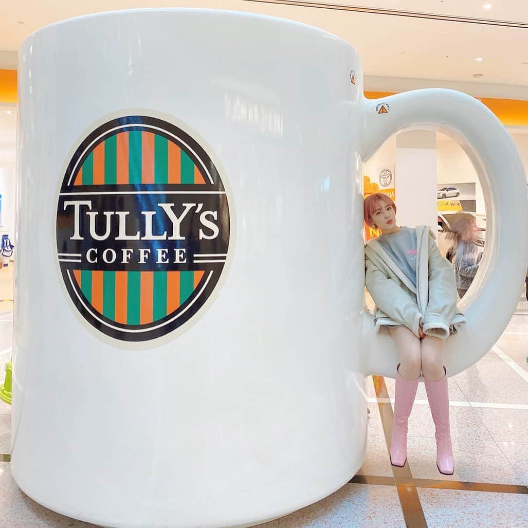 夏焼雅さんのインスタグラム写真 - (夏焼雅Instagram)「@tullyscoffeejapan ☕️﻿ ﻿ カップに座ってみた♡﻿ ちびっ子にこうやって座るんだよ〜♪﻿ って教えてもらったの😂﻿ ﻿ かわいかったなぁ〜🥺💗💗💗﻿ スワイプして最後の写真みてね〜✨」1月27日 22時05分 - miyaaa0825