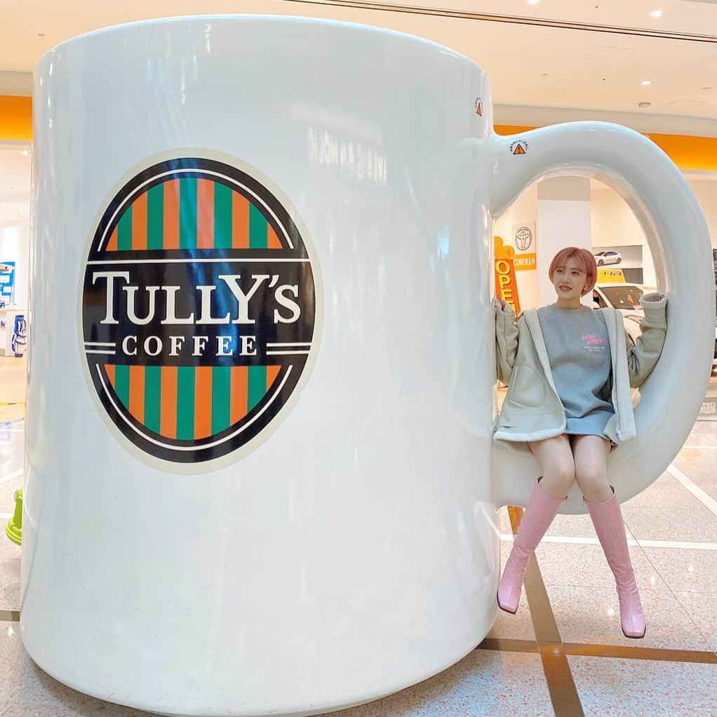 夏焼雅さんのインスタグラム写真 - (夏焼雅Instagram)「@tullyscoffeejapan ☕️﻿ ﻿ カップに座ってみた♡﻿ ちびっ子にこうやって座るんだよ〜♪﻿ って教えてもらったの😂﻿ ﻿ かわいかったなぁ〜🥺💗💗💗﻿ スワイプして最後の写真みてね〜✨」1月27日 22時05分 - miyaaa0825