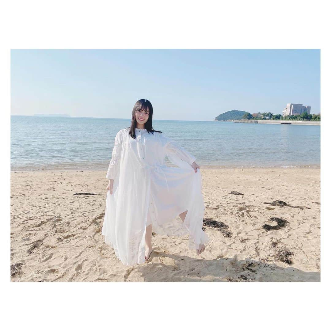 岩田陽菜さんのインスタグラム写真 - (岩田陽菜Instagram)「#無謀な夢は覚めることがない 発売まで後2日✨﻿ ﻿ 真っ白な衣装と海が映えです〜🤍💙🤍﻿ ﻿ ﻿ #STU48#香川県#瀬戸内#三豊市#父母ヶ浜#アイドル#idol#衣装#白#white#砂浜#海#sea#裸足」1月27日 22時08分 - hina_naso_stu48