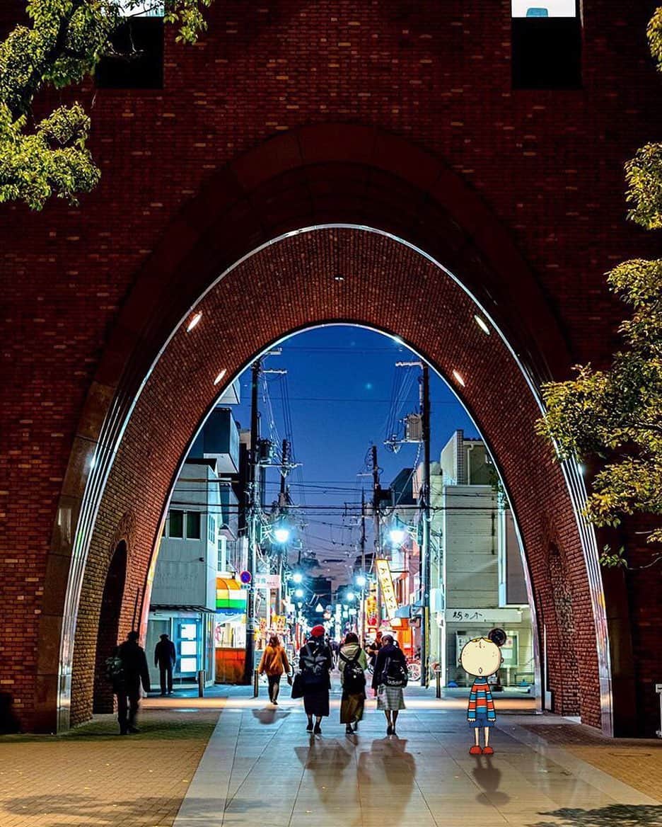 Osaka Bob（大阪観光局公式キャラクター）さんのインスタグラム写真 - (Osaka Bob（大阪観光局公式キャラクター）Instagram)「The Kindai University Campus in Higashiosaka has some neat architecture. Just look at this impressive red brick arch😍  印象的な赤煉瓦の大きなアーチがこんなところに～！ 近畿大学の東大阪キャンパスにあるんやって♪ 街を散策してみたらCoolな建築があちこちにあるで🎶 ————————————————————— #maido #withOsakaBob #OSAKA #japan #nihon #OsakaJapan #大坂 #오사카 #大阪 #Оsака #Осака #โอซาก้า  #近畿大学 #kindaiuniversity」1月27日 22時24分 - maido_osaka_bob