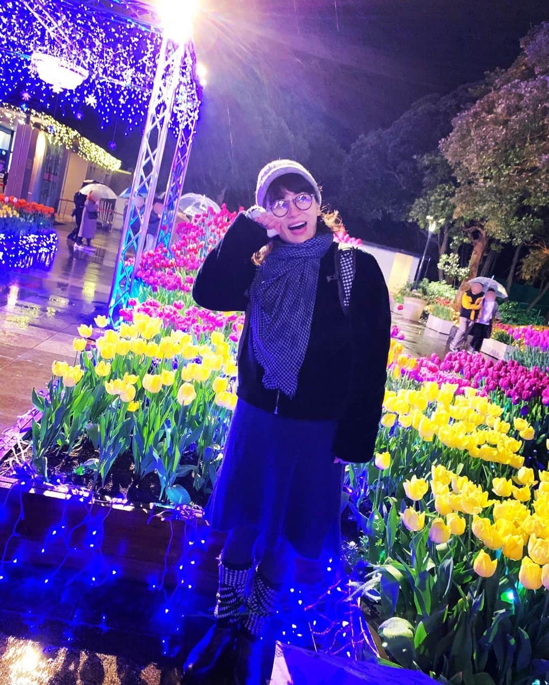 鈴木砂羽さんのインスタグラム写真 - (鈴木砂羽Instagram)「今年になってもずっと暖かった東京ですが、今日はぐっと気温が下がりましたね❄️ ✳︎ そんな中、江島神社にお参りに⛩🐉 ✳︎ 弁財天さまにお会いしたかった💛2020です。 ✳︎ 寒くても江ノ島にゃんこにも 会えました。 もっちりヒップラインがたまらん子でした😻 ✳︎ お参りのあと、 サムエル・コッキング苑にある ロンカフェさんで、 黒トリュフホワイトソースフレンチトースト（確かそんなような名前） に舌鼓を打っていると、 辺りはすっかり暗くなり、お外は グランドイルミネーション✨✨✨ ✳︎ 雨でもすっかりはしゃいで 映えを狙いました✨ ご覧下さいまし、 満開のチューリップ🌷🌷🌷 ✳︎ さてすっかりパワーチャージ⚡️ 誘ってくれた おふみ嬢に感謝💫💫💫 今年もよろしくお頼もうします‼️ ✳︎ #江島神社 #日本三代弁財天 #江ノ島にゃんこ  #loncafe江ノ島  #サムエルコッキング苑  #イルミネーション 最後のんは #待ち受けに使ってもええんやで　🤣」1月27日 22時19分 - bombon_sawa