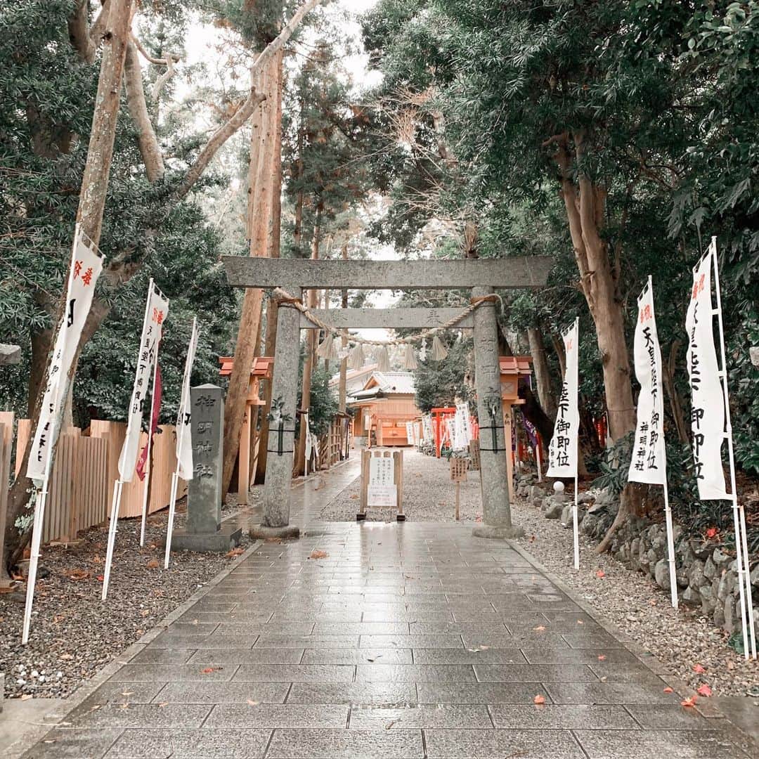 izu（出岡美咲）さんのインスタグラム写真 - (izu（出岡美咲）Instagram)「ずっと行きたかった　神明神社﻿ '石神さん"﻿ ﻿ 今回の帰省は、石神さんに行く事が目的でした。﻿ 雨の神明神社の澄んだエネルギーが﻿ とっても心地良かった。﻿ ご利益どうこうではなく　'またここに来たい"と思える神社って　勝手に何かご縁を感じます。﻿ ﻿ しっとり冷たい雨に﻿ 笑えちゃうくらいの暴風だったけど﻿ 家族で行けて　﻿ 思い出に残る1日になりました。♡﻿ ﻿ ﻿ #石神さん #神明神社 #三重県  #三重県観光  #神社 #三重旅行 #実家 #帰省」1月27日 22時20分 - izu_stagram