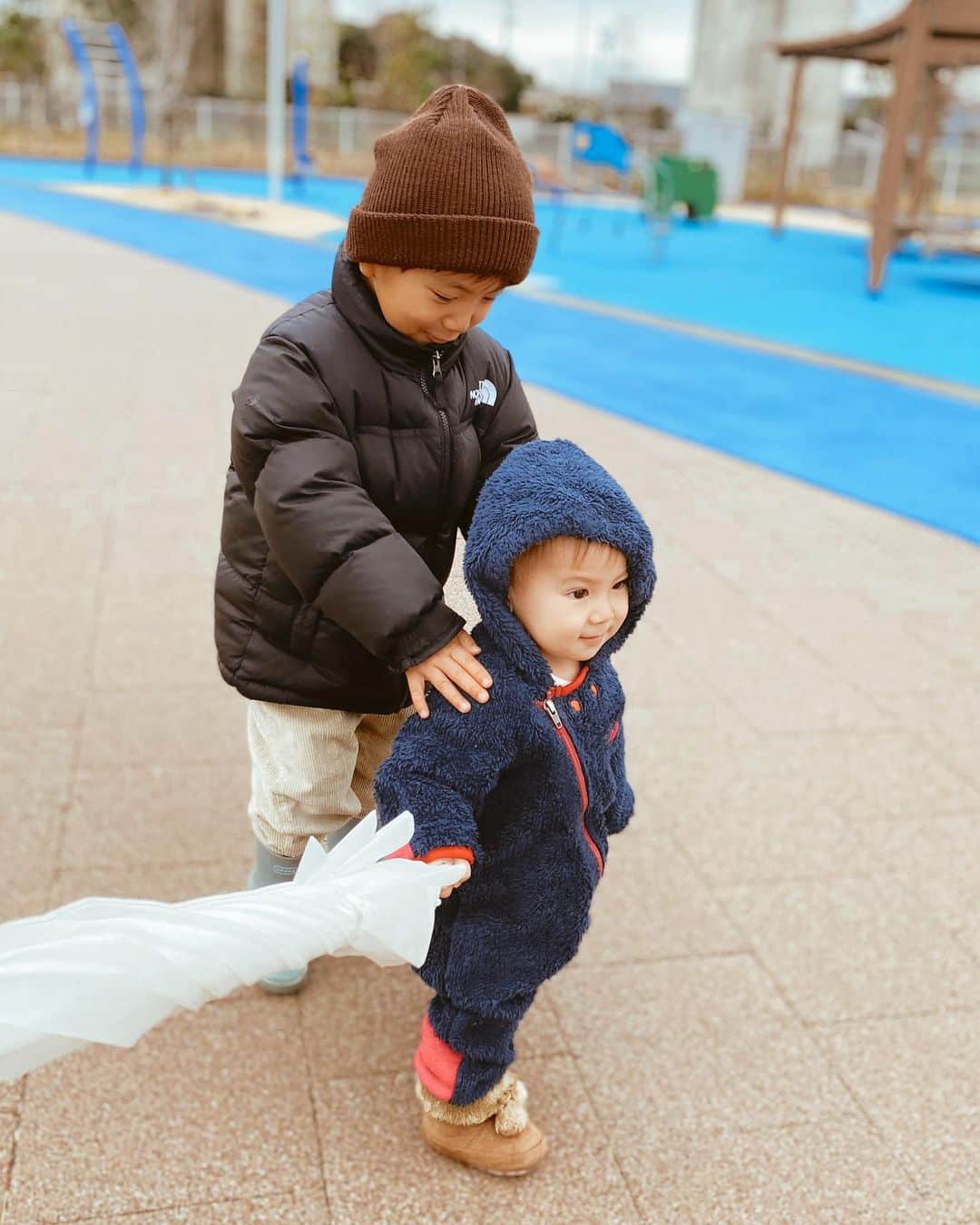 のインスタグラム：「私の宝物🥴♡ #デートなうに使っていいよ  繋がれてるのはおててじゃなく傘☂️笑 こうやって3人で居る時 なんかたまらない気持ちになる。 もちろんすごく大変な事だらけで そんな時はすぐパパ〜ヘルプ って頼っちゃうけどね。 お気付きでしょうが そのおかげでしっかりした お父さんになりました👨🏽‍🦱👏 . さて、明日は誕生日💓 パパがせっかく1日 時間作ってくれたけど 残念ながら幼稚園のお迎えからの プールのテスト日😂 寒そうだしね☃️ じじばばに預けられる日じゃないから いつもと変わらず普通の日になりそう🤷🏼‍♀️ それも、それでいっか🥴 たまには2人でデートしたいぜ。　 産まれる前の誕生日は 私がどうしてもやりたかった ワカサギ釣りとかね🐟 夜景の綺麗なレストランより そういう事が好きです。 近々、そんな日が作れたら どこ行こうかなぁ💭悩む。 #超イクメンだけどサプライズとかは出来ないおっとくん #誕生日はいつも私のしたい事」