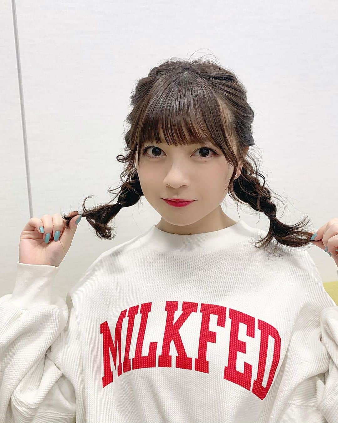 廣川奈々聖のインスタグラム：「．﻿ ﻿ ﻿ 今日はまるっと1日撮影でした！🐶﻿ 写真は 朝イチの眠そうな私です、、（笑）﻿ ﻿ ﻿ あと1か月後くらいにはお知らせできそうなので、﻿是非楽しみにしててね〜！❤︎﻿ ﻿ ﻿ ﻿ ﻿ #milkfed#ヘアアレンジ#編み込みアレンジ」