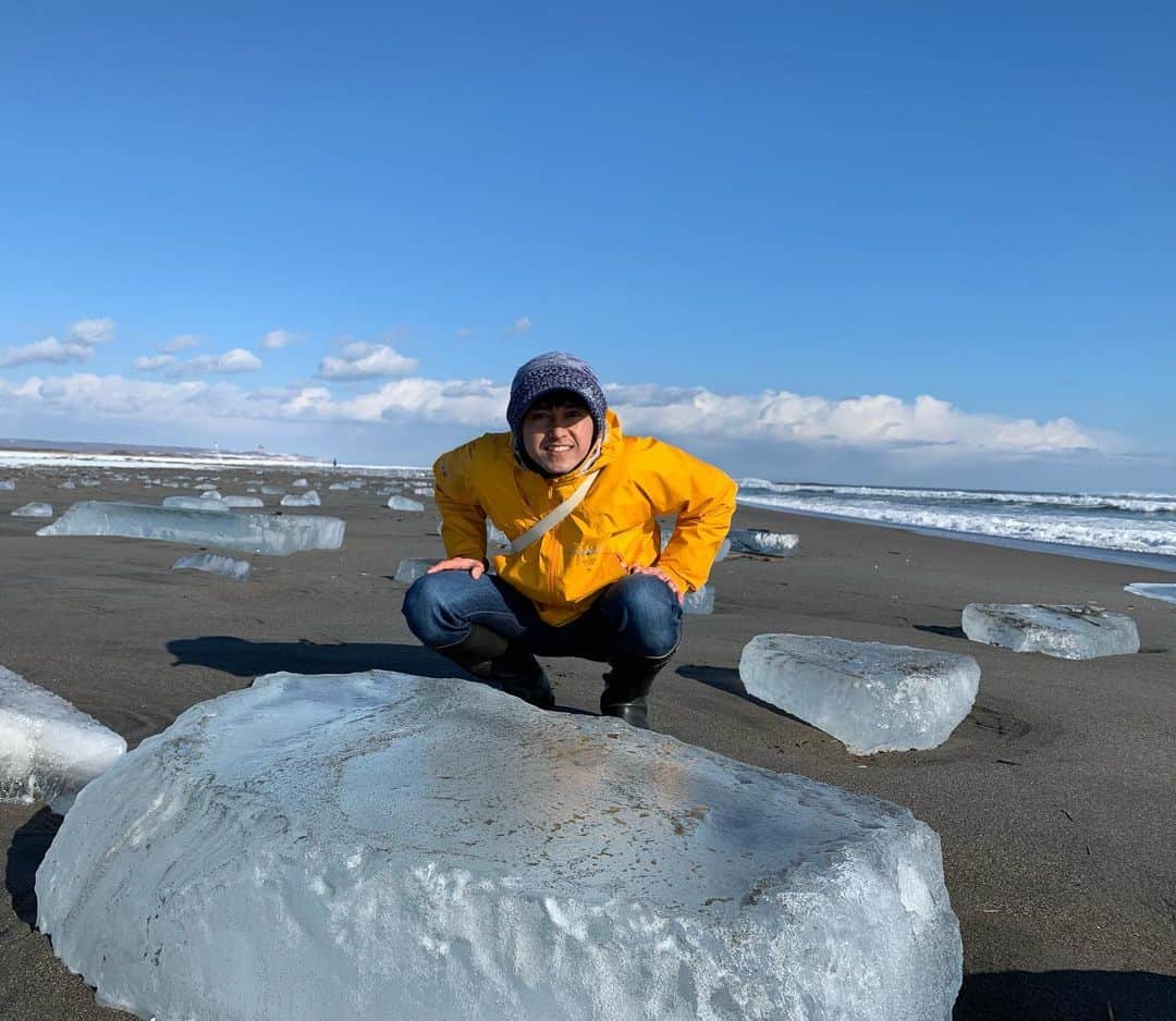 菊地友弘さんのインスタグラム写真 - (菊地友弘Instagram)「一週間お休みを頂いたので、ずっと行きたいと思っていた豊頃町へ。  ジュエリーアイス、見てきました。  太陽の光を浴びて輝く氷の塊は芸術そのもの。 こんなに透明だとは...。 まるでクリスタルのようでした。  十勝川を流れてきた氷が太平洋に流れ出し、大津海岸に打ち上げられる。 しかも一つや二つではなく、砂浜に無数に広がっているなんて。 これぞまさに自然の神秘！  この日は昼間に到着しましたが、朝日や夕陽を受け輝くジュエリーアイスもきっと綺麗なんだろうなあ〜。 かなり凍れるので、行かれる方は万全の防寒でお出掛け下さい🍀 #ジュエリーアイス#jewelryice #自然の神秘#クリスタル #十勝川は#北海道で#3番目に長い#川 #豊頃町#大津海岸 #htb#イチオシ#菊地友弘」1月27日 22時30分 - htb_kikuchitomohiro