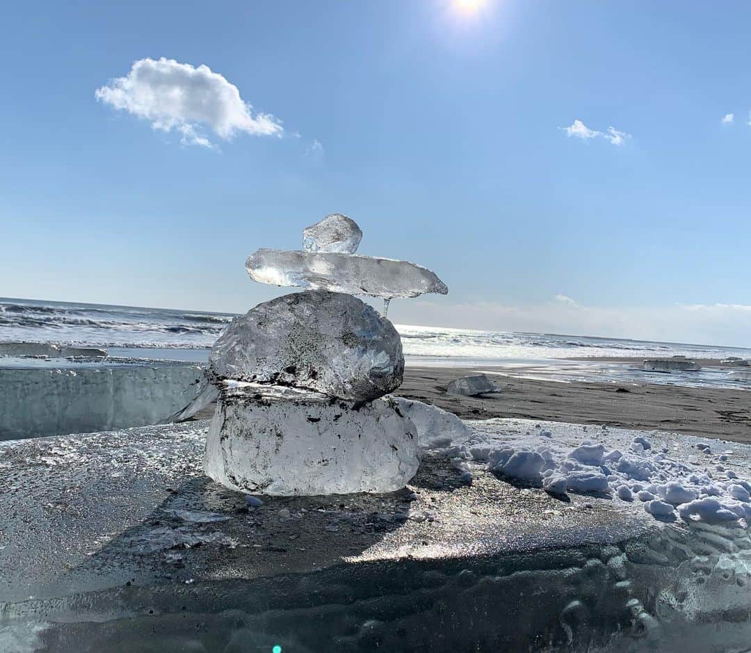 菊地友弘さんのインスタグラム写真 - (菊地友弘Instagram)「一週間お休みを頂いたので、ずっと行きたいと思っていた豊頃町へ。  ジュエリーアイス、見てきました。  太陽の光を浴びて輝く氷の塊は芸術そのもの。 こんなに透明だとは...。 まるでクリスタルのようでした。  十勝川を流れてきた氷が太平洋に流れ出し、大津海岸に打ち上げられる。 しかも一つや二つではなく、砂浜に無数に広がっているなんて。 これぞまさに自然の神秘！  この日は昼間に到着しましたが、朝日や夕陽を受け輝くジュエリーアイスもきっと綺麗なんだろうなあ〜。 かなり凍れるので、行かれる方は万全の防寒でお出掛け下さい🍀 #ジュエリーアイス#jewelryice #自然の神秘#クリスタル #十勝川は#北海道で#3番目に長い#川 #豊頃町#大津海岸 #htb#イチオシ#菊地友弘」1月27日 22時30分 - htb_kikuchitomohiro