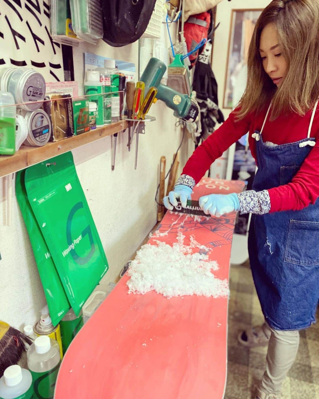 藤森由香のインスタグラム：「Taking care of my new board 💅 It’s a next years story board.  #burtonsnowboards #snowboard #galliumwax #シーハイル #storyboard #スピード命」
