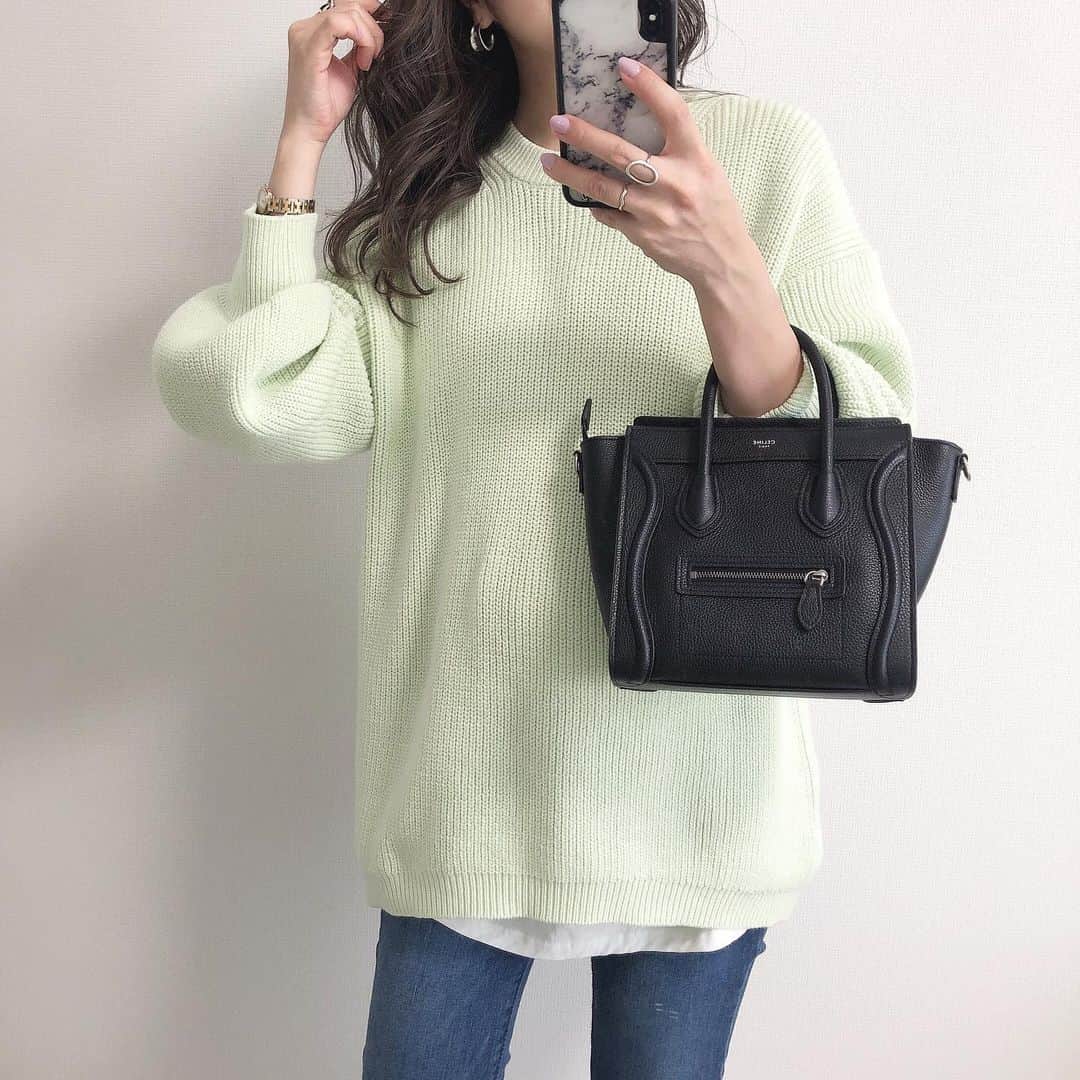 Miyoのインスタグラム：「2020.1.27 ・ 先日購入したGUニット💚 淡いグリーン色とぽわんとした袖が可愛い🥰 白インナーについて詳しくはblogに書きました❤︎ ・ #コットンブレンドオーバーサイズセーター　…#GU#ジーユー インナー・デニム…#楽天roomに載せてます バッグ…#celine#セリーヌ ・ ・ 妊娠前はほぼ毎日履いていた @gyugyugyu_lme ♡ 脱いだ後もくびれが定着👌🏻✨ ワイヤー入りだから背筋が自然と伸びて姿勢がよくなります！ 骨盤サポートもしてくれるから産後にちょうどいいかも❤︎ 早く履きたくてウズウズしてる今日この頃…🙊💕 ・ ・ ・ #GUコーデ#ミントグリーン#gu購入品#骨盤ショーツ#ギュギュギュ#産後ダイエット#マタニティ#マタニティコーデ#ぷんにー#妊婦#妊婦コーデ#妊娠8ヶ月#ママコーデ#ママファッション#プチプラコーデ#プチプラファッション#シンプルコーデ#カジュアルコーデ#デニムコーデ#セリーヌバッグ#ラゲージ#ラゲージナノ#大人カジュアル#locari」