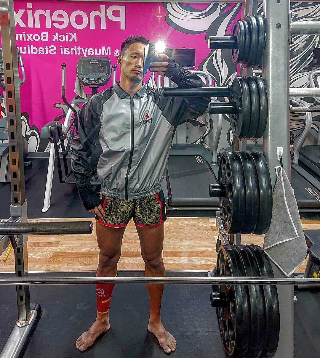 梅野源治のインスタグラム：「ムエタイインフォ様から【ムエタイパンツ・アンクルサポーター・サウナスーツ】を提供いただきました👍👊 #感謝 #格闘技商品を取り扱っているお店 #ムエタイインフォ #muaythai #Kickboxing #training」