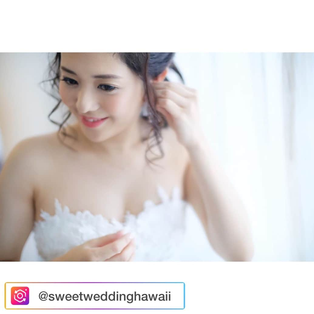 蒼井そらのインスタグラム：「Beautiful bride @aoi_sola ﻿ ヘアメイクシーン〜のショット♡﻿ ﻿ ﻿ Hair&make up @yukohairmake ﻿ Photographer @beunitedgraphy ﻿ Videographer @kikubyrne ﻿ Produced by @bluebeachweddings @sweetweddinghawaii ﻿ ﻿ ﻿ ﻿ 今年もまだまだやります❗️フォトツアーキャンペーン♥️前撮り、後撮り、ハネムーン、他社で挙式の方などフォトツアー受付ています。 ﻿ ﻿ ♦︎フリープランフォトツアーもキャンペーン中です♡﻿ ﻿ ﻿ *~*~*~*~*~*~*~*~*~*~*~*~*~*~*~*~*~*﻿ ハワイウェディング・ウェディングフォト﻿ ☎︎ 050-3555-8088﻿ ✉️sweetweddinghawaii@gmail.com﻿ LINE:sweetweddings﻿ *~*~*~*~*~*~*~*~*~*~*~*~*~*~*~*~*~*﻿ ﻿ ﻿ ﻿ #sweetweddinghawaii #ハワイウエディング #全国のハワイW花嫁さまと繋がりたい #ハワイ結婚式 #2020夏婚#2020春婚 #ハワイウェディング #ハワイフォトツアー #ハワイプロデュース #日本中のプレ花嫁さんと繋がりたい #海外挙式 #ハワイ婚 #プレ花嫁 #蒼井そら #ハワイ前撮り#ハワイ後撮り#ハワイウェディングプランナー #海外ウェディング #ビーチウェディング #ハワイフォト #ハネムーンフォト #ハワイフォトウェディング #ハワイウェディングフォト #おしゃれ花嫁 #ハワイ挙式 #結婚式準備 #ハワイ花嫁 #ハナコレ #プレ花嫁準備 #hawaiiwedding」