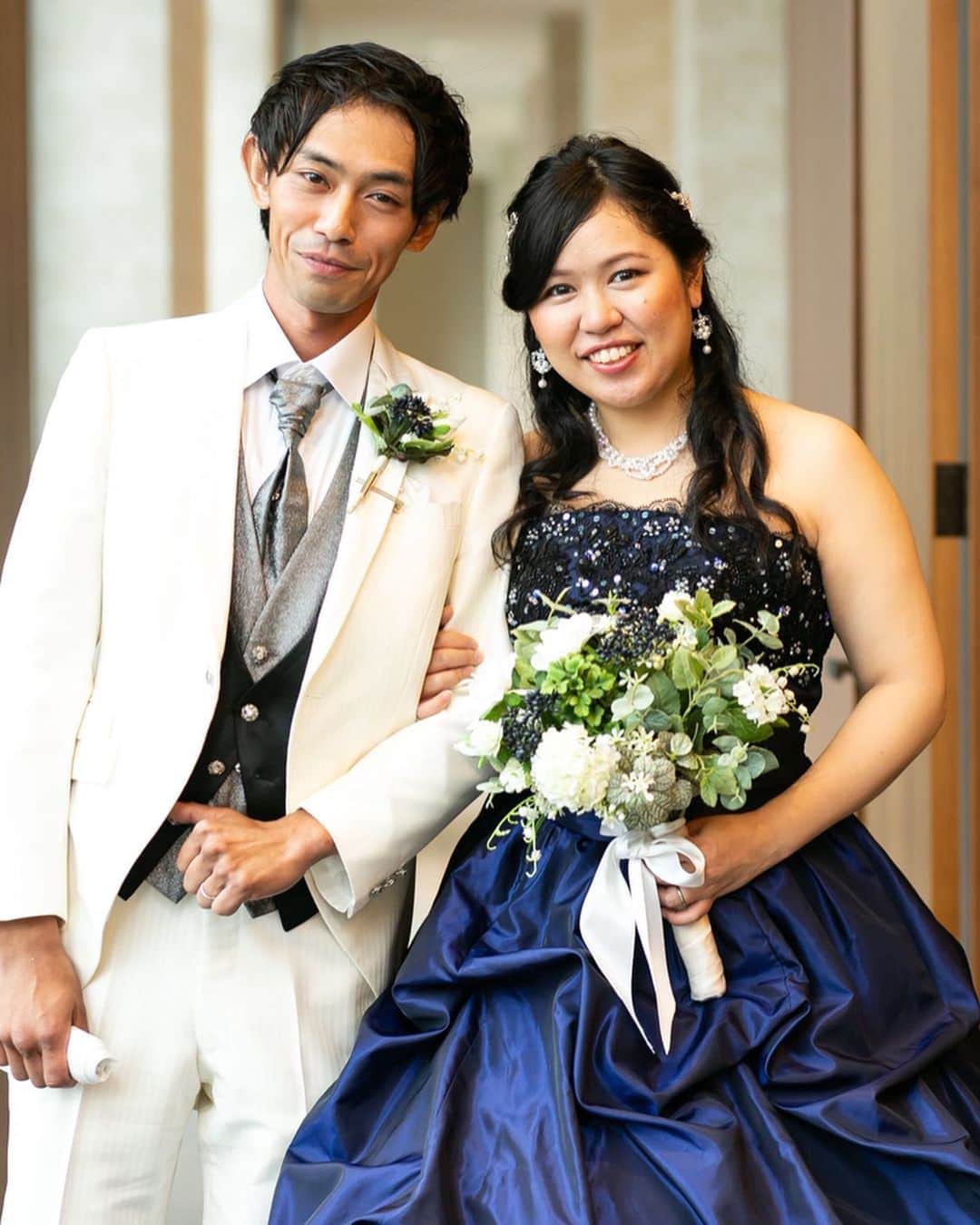 家族挙式さんのインスタグラム写真 - (家族挙式Instagram)「@kazoku_wedding をフォローして、 #家族挙式 でお写真を投稿してくださいね＊* . --------------------- 豊富なドレスのラインナップから、 運命の一着をお選び頂けます◎ 挙式とはイメージを変えた カラードレスのコーディネートもお任せください*  会場：#セントアクアチャペル名駅 --------------------- . ❁テレビCM放映中 ▹▸ ”家族挙式ベスト”なら 【挙式・衣裳・美容・写真】が含まれたプランが99,000円〜叶います＊ ▽予約はTOPのリンクから❁ >>> @kazoku_wedding ------------------- #家族挙式 #ベストアニバーサリー #家族 #Family #家族婚  #bestanniversary #少人数婚 #ウェディング #結婚式準備 #結婚式 #フォトウェディング #プレ花嫁 #卒花 #日本中のプレ花嫁さんと繋がりたい #花嫁 #卒花嫁 #国内挙式  #weddingdress #ウェディングドレス #プラコレ #Dressy花嫁 #2020春婚 #2020夏婚 #2020秋婚　 #セントアクアチャペル #ネイビードレス #カラードレス #花嫁コーデ #ウェディングフォト」1月28日 9時38分 - kazoku_wedding