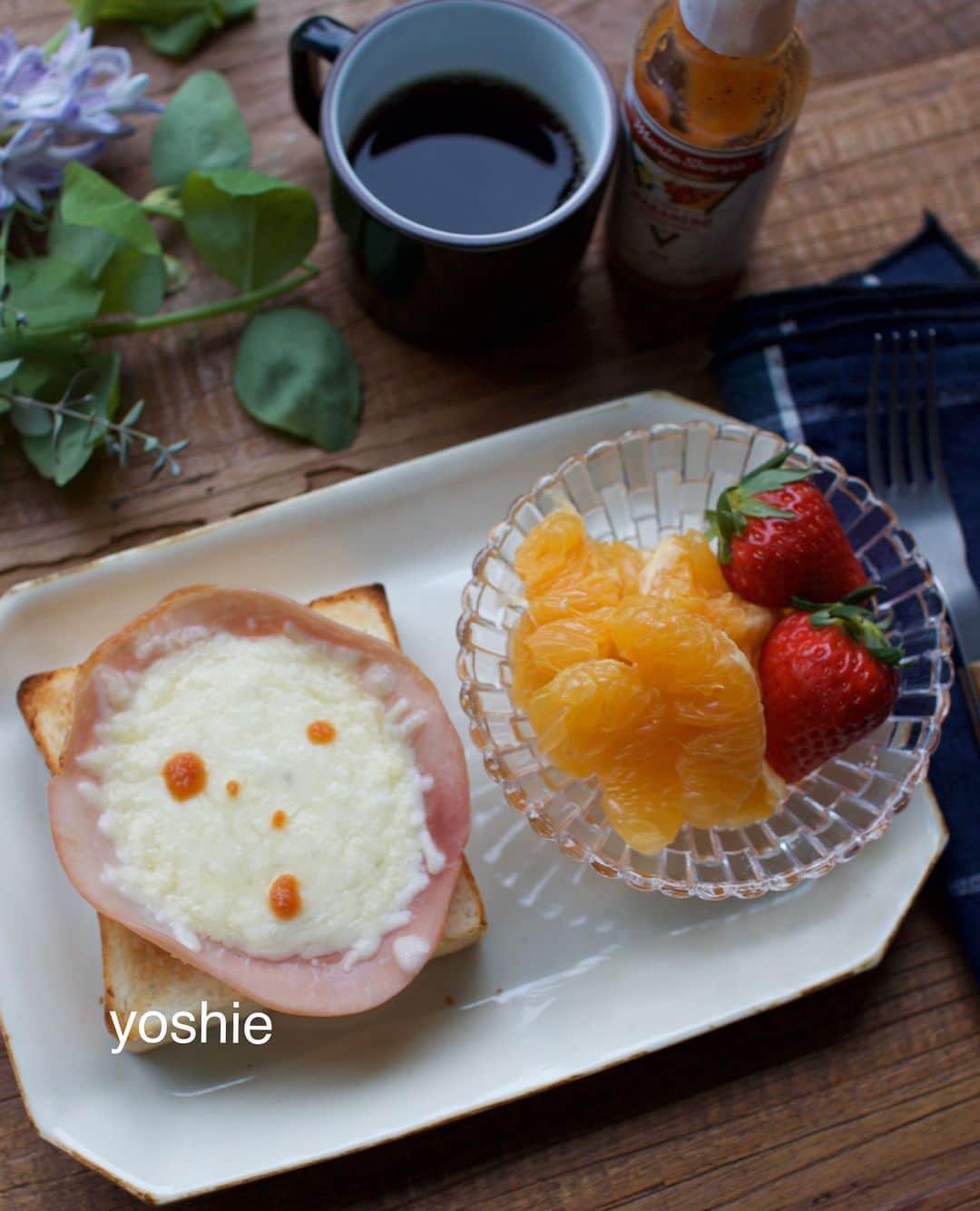 草間淑江さんのインスタグラム写真 - (草間淑江Instagram)「おはようございます！  １月２８日の朝です。  今朝は、ハムチーズトースト、果物🍓  早出だった今日は冷凍しておいたパンにハムとチーズで簡単に。  マリーシャーブスをかけてピリッといただきました。  ご馳走様でした。  さて、今日は朝からしとしと雨の東京。  とっても寒いです。  みなさま暖かくしてお過ごしください❣️❣️ ・ ・ #朝食#ハムチーズトースト#早出#果物#朝の果物は金#皆さま暖かくしてお過ごし下さい」1月28日 9時38分 - yoshie_kusama