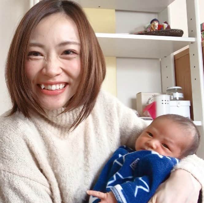 宮脇静香さんのインスタグラム写真 宮脇静香instagram 成長記録 あおさん 目が見えてきたのか 目が合うとニヤッて笑うことが 多くなりました 2枚目の動画は音声 にしてるけど お姉ちゃんが引き笑いで 笑いを誘ってて 急に冷められた画