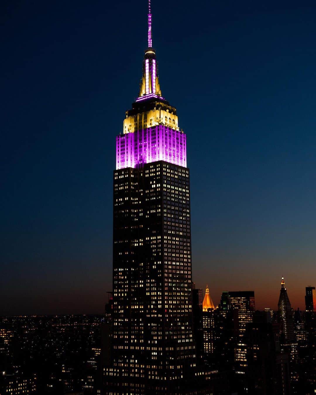 Empire State Buildingさんのインスタグラム写真 - (Empire State BuildingInstagram)「Our lights will shine in purple and gold this evening as we pay tribute to basketball legend Kobe Bryant, an inspiration to millions across the globe who was taken too soon. Our hearts go out to all of the families, friends, and fans affected by this tragedy. #824Forever」1月28日 8時19分 - empirestatebldg