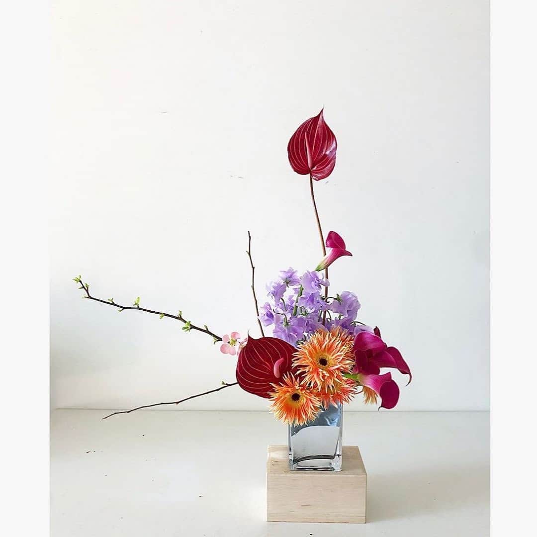 サキャスティックのインスタグラム：「@shedesignsla floral arrangements」