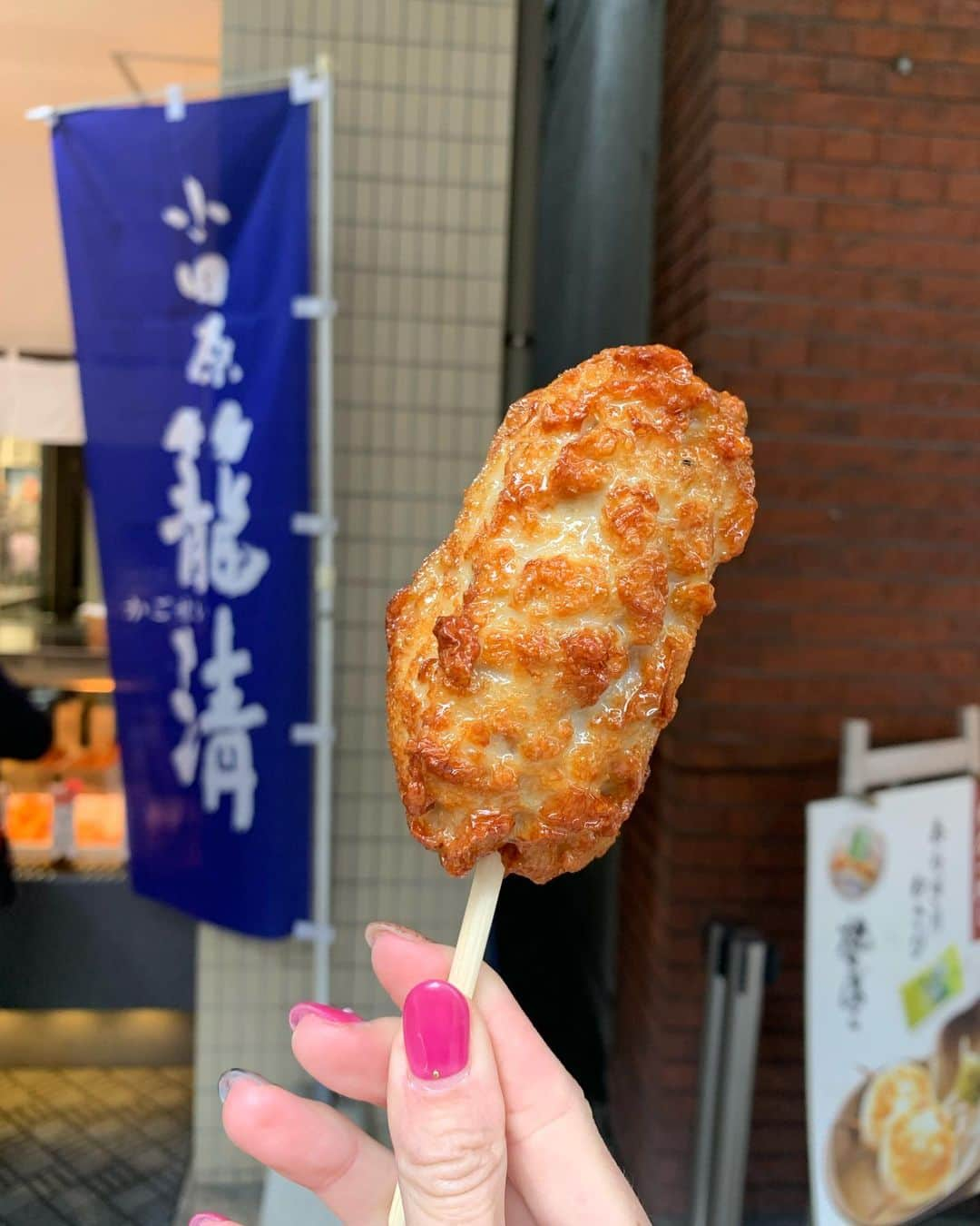 中橋舞さんのインスタグラム写真 - (中橋舞Instagram)「.﻿ #箱根旅﻿ たくさん食べてプラスプラスプラス🐷﻿ 食べ歩きandお店🥢で2日間たくさん食べた﻿ ﻿ 🌟かわいい #箱根まんじゅう は駅を降りたすぐの商店街で🙆‍♀️﻿ 焼いてるのが見られてかわいいサイズ﻿ ひとつ70円❤️﻿ ﻿ ﻿ 🌟ひと串から買えるかまぼこはイワシにしたよ🐟できたてホカホカのを🤤﻿ ﻿ ﻿ 🌟箱根のお蕎麦で有名な #はつ花 へ﻿ 自然薯たっぷりなお蕎麦❤️﻿ せいろにしました☺️蕎麦湯もいいよね！﻿ ﻿ ※はつ花は本館の新館とあるよ！﻿ 並ぶ紙に名前書いてその場にいなかったら名前書き直しみたいだからお気をつけを✨﻿ ﻿ ﻿ 🌟しぼりたてのモンブランが食べられ #momocha はタピオカとモンブランのお店🌰濃厚なモンブランまた食べたいに決定✔️﻿ ﻿ ﻿ 🌟最後は #小田原 で帰る時に食べた #天丼 🥺 明治からお店が続く #のれんと味だるま 平日だったから並ばず入れた◎﻿ ﻿ 少しソースは多めかな？けど穴子やエビとホタテなど豪華な海鮮❤️おいしかった﻿ ﻿ #箱根食べ歩き #箱根グルメ #箱根スイーツ #フードハンターまい」1月28日 8時22分 - mai_nakahashi