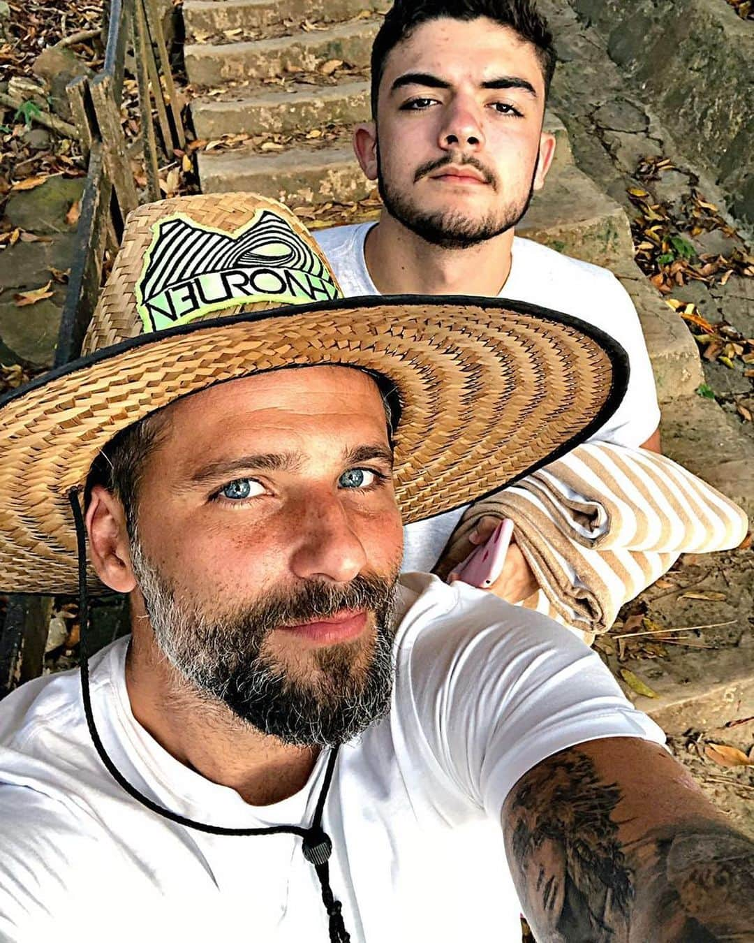 Bruno Gagliassoさんのインスタグラム写真 - (Bruno GagliassoInstagram)「É dia do @lucasgagliasso!!!! Aquele menino que peguei no colo, vi crescer, apresentei Noronha e agora tá um marmanjo assim, rápido d+! Acho que to ficando velho kkkkk 😜 Muito orgulho do cara que vc tá se tornando. Tô aqui sempre, pra guiar, ensinar e aprender com vc! Feliz dia Lucão!!! Te amo mto! Tamo junto! ❤🌻🌈」1月28日 8時26分 - brunogagliasso