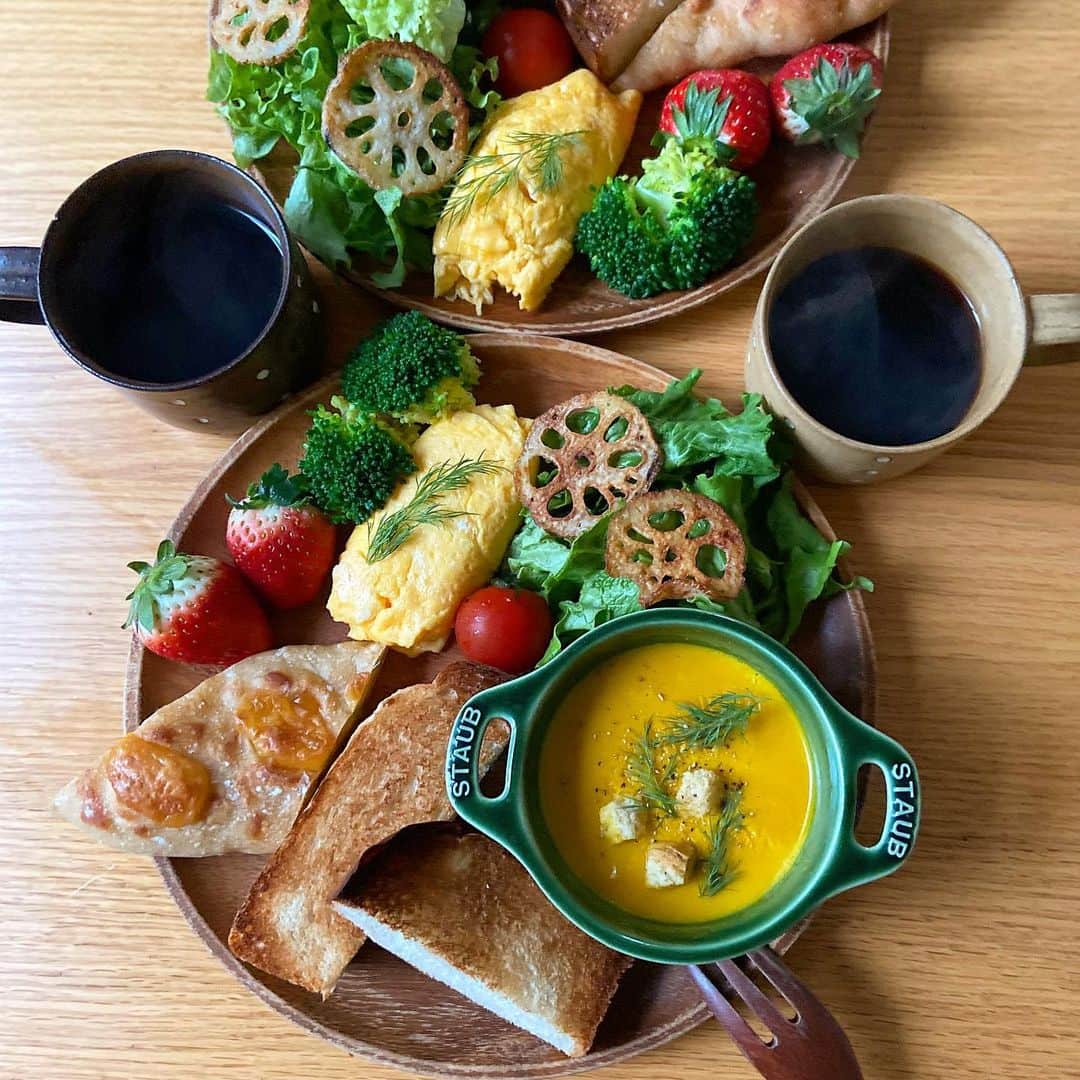 のインスタグラム：「2020.1.28  おはようございます  今日のあさごはんは * ・チーズバゲット&パンドミ ・かぼちゃスープ ・オムレツ ・カリカリれんこんのせサラダ ・いちご ・コーヒー *  今朝もヤマシタさんのパンで❤︎ パンドミに、チーズが乗ってる バゲットかと思ったら 中にもチーズがぎっしりで 驚き⭐︎⭐︎ 全部が全部美味しいん ですけどー😭 パンドミの高クオリティ感は 変わらずで。 *  雪、ちょいと、うっすら積もりました⛄️ さむいさむーい朝。 厚着しすぎて電車で暑いパターンで😂 *  今日もがんばろう〜  #あさごはん#朝ごはん#朝食#朝ごパン#パン盛り合わせ#ブーランジェリーヤマシタ#かぼちゃスープ#パンドミ#オムレツ#アカシアトレイ#boulangerieyamashita#breakfast#morning#cooking#igersjp#locari#macaronimate#おうちごはん#おうちごはんlover#おうちごはん記録#フーディーテーブル#朝時間」