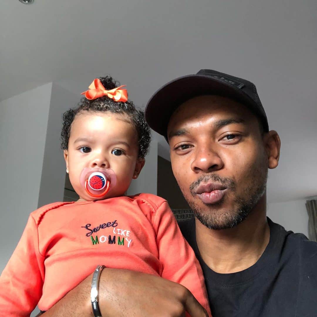 フェルナンジーニョのインスタグラム：「Meu Deus do céu,minha princesa já está completando 3 anos de vida, três anos de pura alegria em nosso dia a dia.  Ela que chegou pra abalar todas as estruturas e chacoalhar todo mundo com seu estilo peculiar,sua personalidade e seu carisma único.  Muito obrigado meu Deus por a conservar em saúde e amor diariamente,que o Senhor abençoe a vida da Mariana e que ela cresça em sabedoria e amor.  Feliz aniversário minha filha linda, papai te ama demais. 🎂🙌🏾🙌🏾💙💙👏🏾👏🏾👏🏾🎂🎂🙌🏾👍🏾👊🏾💙👏🏾🙌🏾 #papaibabao #kkkkkkk #mari3anos」