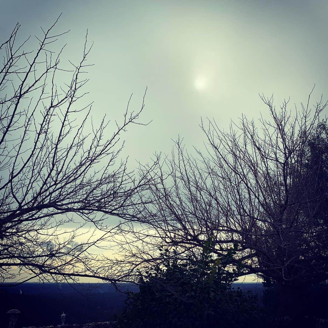 ブリット・ニコルのインスタグラム：「You’re gonna make it , You’re gonna make it. The night can only last for so long. Whatever your facing, if your heart is breaking, there’s a promise for the ones who just hold on, lift up your eyes and see, the sun is rising.  Song - The Sun is Rising. Written years ago by me and some great writers and friends!」