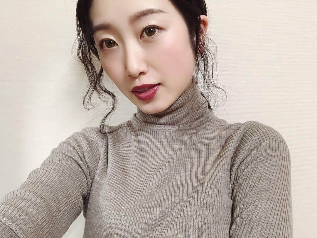 のインスタグラム：「. . 福井の#hairstyling 💇‍♀️ . 髪を後ろで縛ってほぐす！ な、ときでも、顔周りだけ一工夫。 . #アゲツヤ#agetuya#アゲツヤミニ#アゲツヤミニアイロン#ヘアアイロン#コテ#pr#前髪アレンジ#hairarrange#hairmake#ウェーブヘア . . しっとりワンカールも、うねうね洒落髪も、 #ミニアイロン だとめちゃくちゃ手軽で簡単✨ . 朝の時間、パパッとヘアセット出来るって良いですよね。 . thanks @agetuya 。 ↑カラーも沢山あって、ほんとに可愛い！ のに、一気に約200℃まで上がるパワフルさ。 . #model#fashionmodel#모델#和装モデル#webモデル#フリーランス#freelance#福井千佳#chika_fukui#インフルエンサー#beauty#followme#selfie#haircolor#picoftheday#japan#いいね返し」
